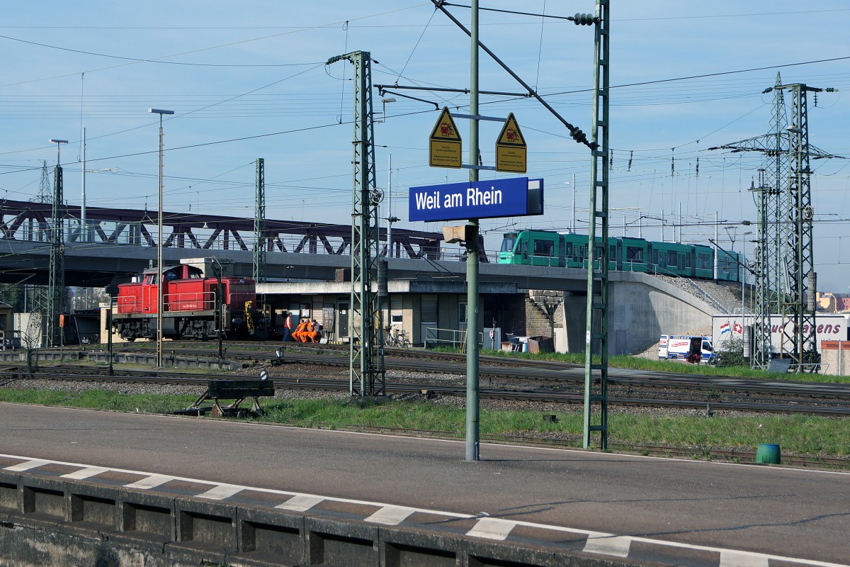 BVB/DB: Dokumentation der zufälligen Begegnung zwischen einem BVB 6/8  COMBINO  auf der neuen Strassenbahnlinie nach Weil am Rhein und der DB 294 664-8 auf Rangierfahrt mit dieser Momentaufnahme vom 10. April 2015.
Foto: Walter Ruetsch