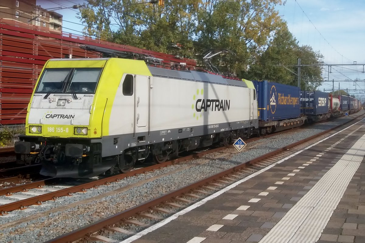 Captrain 186 155 schleppt ein KLV durch Gouda am 7 Oktober 2018. 