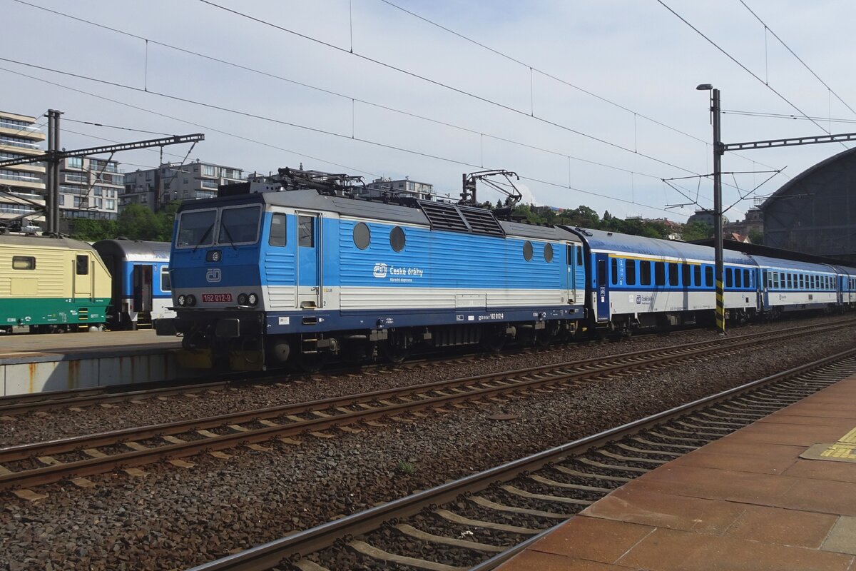 CD 162 012 steht am 22 Mai 2023 in Praha hl.n. -der 2. Wagen ist eine frhere BB Wagen. 