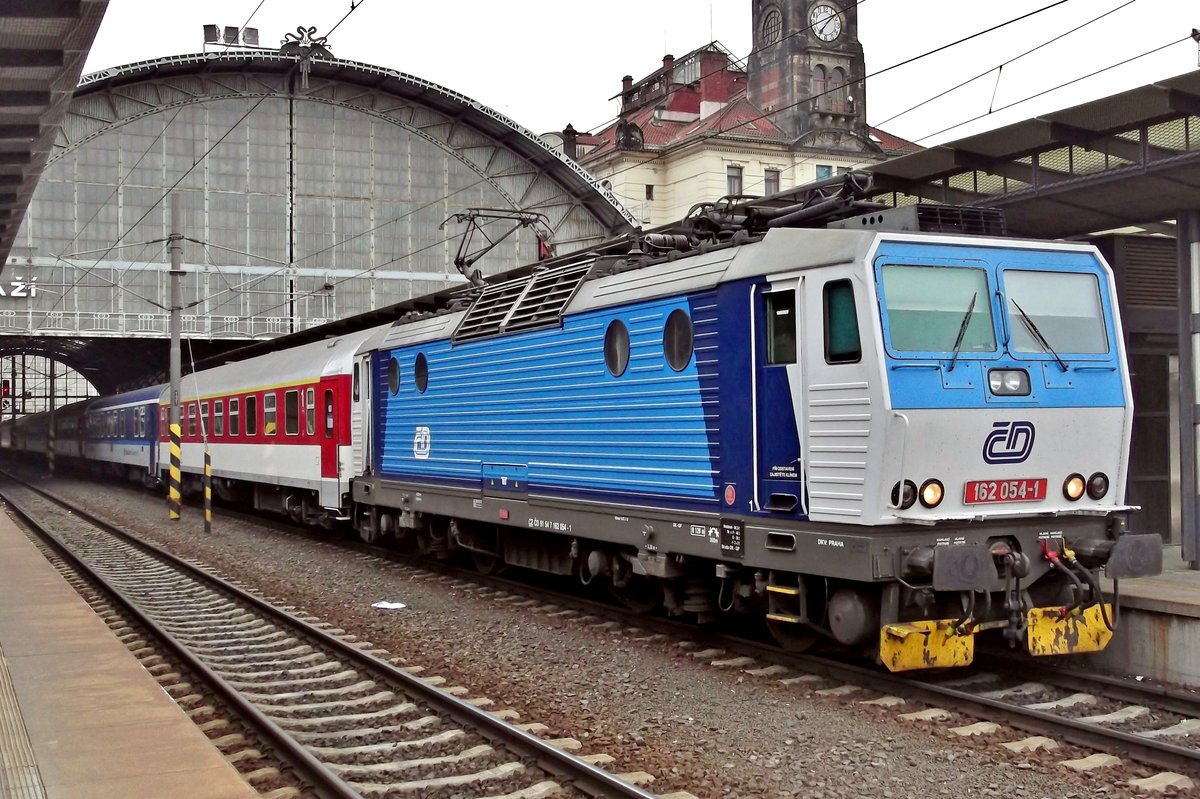 CD 162 054 steht am 24 Mai 2015 in Praha hl.n. mit ein Rychlyk nach Zilina über Puchov.