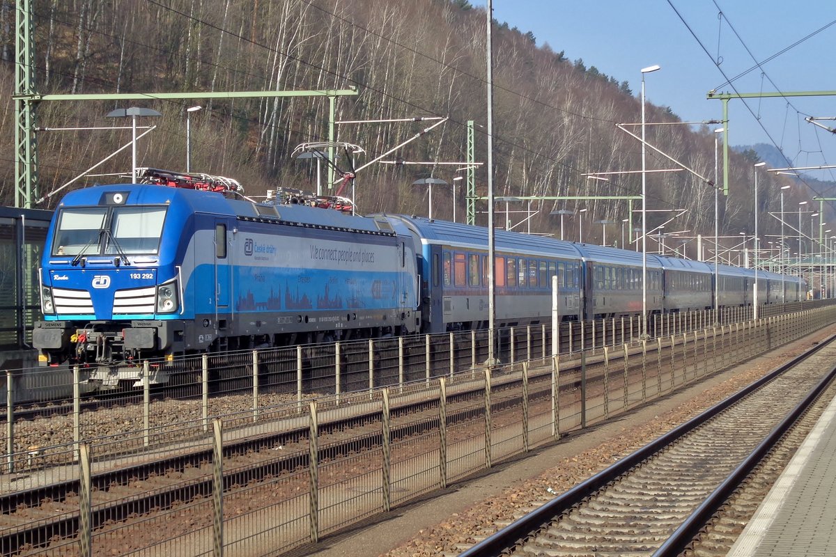 CD 193 292 hält mit ein EC nach Prag am 8 April 2018 in Bad Schandau. 