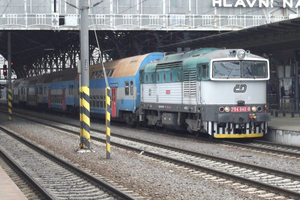 CD 754 042 steht am 24 Mai 2015 in Praha hl.n. mit ein RB nach Beroun.