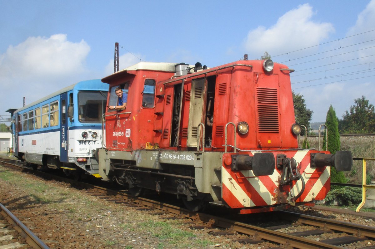 CD Verschiebelok 703 029 rangiert mit ein Brotbuchse BR 810 ins Bw von Ceska Trebova am 15 September 2018. 