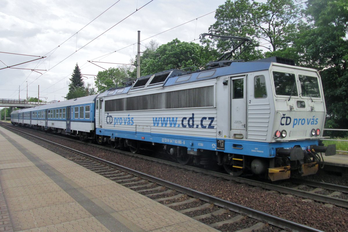 CD Werbelok 163 065 verlässt am 24 Mai 2015 Pardubice-Pardubicky. 