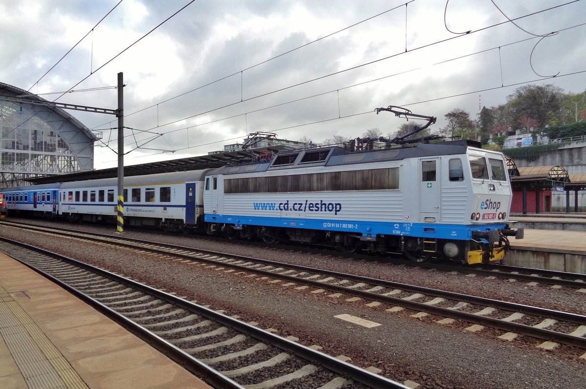 CD-Werbelok 362 081 steht mit der Zug nach München über Plzen in Praha hl.n. am 6 April 2017.