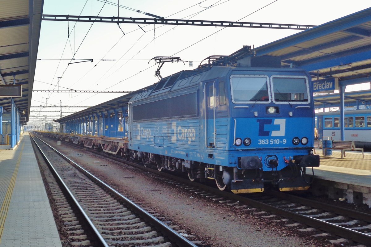 CDC 363 510 zieht ein Leercontainerzug durch ein sonniges Breclav am 21 September 2018.