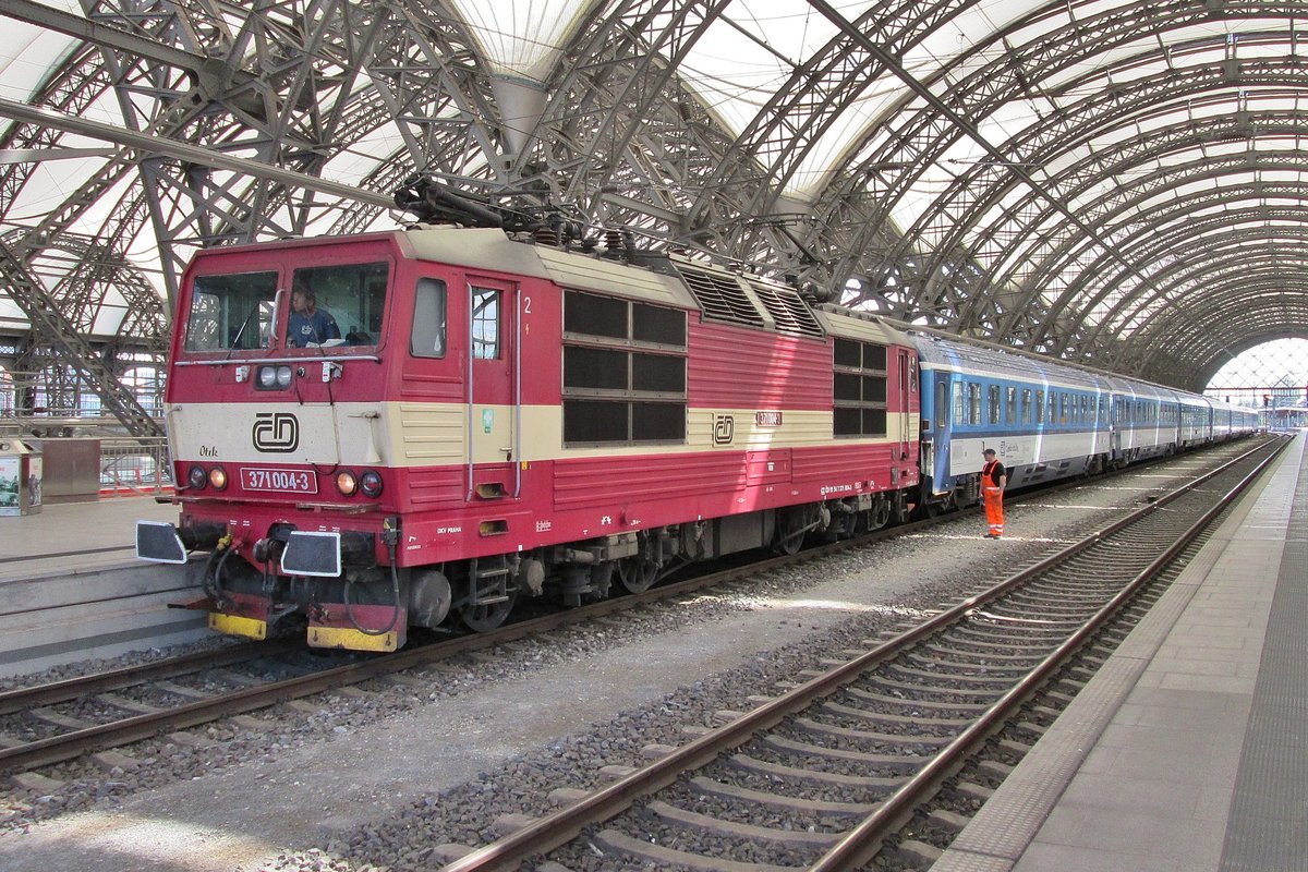 CDEC mit 371 004 steht abfahrtbereit in DResden Hbf am 9 Mai 2016.