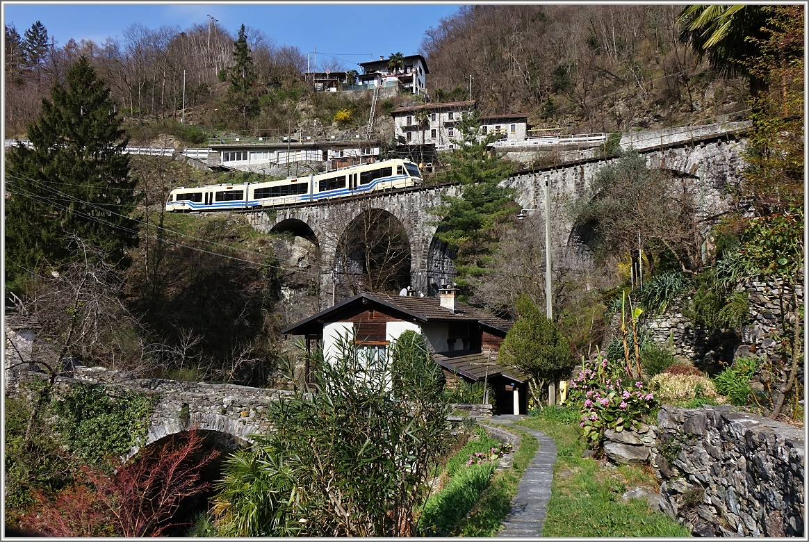 Centovalli Express bei Intragna
(20.03.2014)