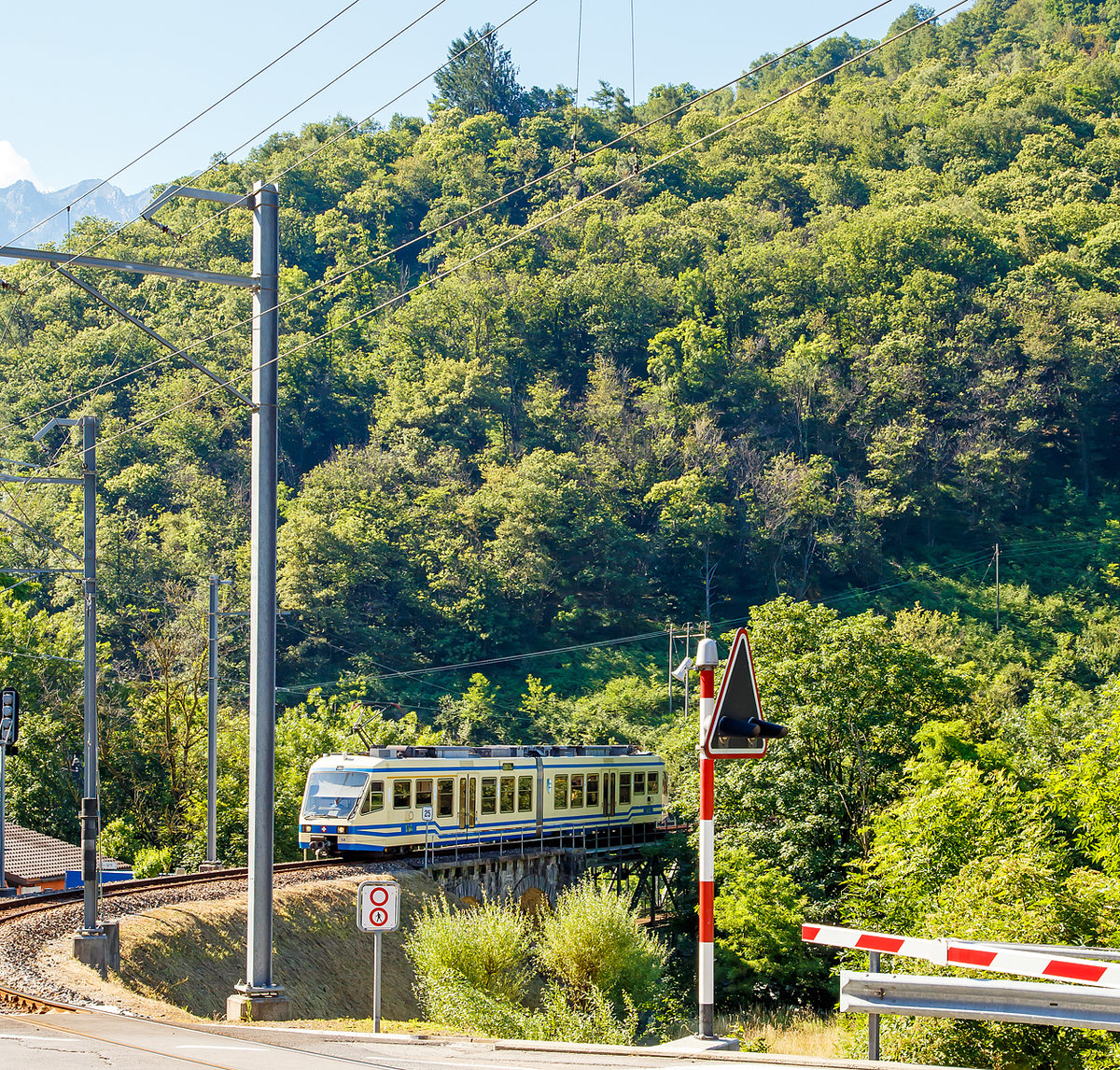 
Centovallibahn - Der FART Gelenk-Triebwagen ABe 4/6 54 verlässt am 22.06.2016 das Isorno Viadukt und erreicht nun bald den Bahnhof Intraga. 

Eigentlich hatte ich mir weiter hinten die Fotostelle gedacht, war aber leider zu langsam und die Schranke war schon zu.