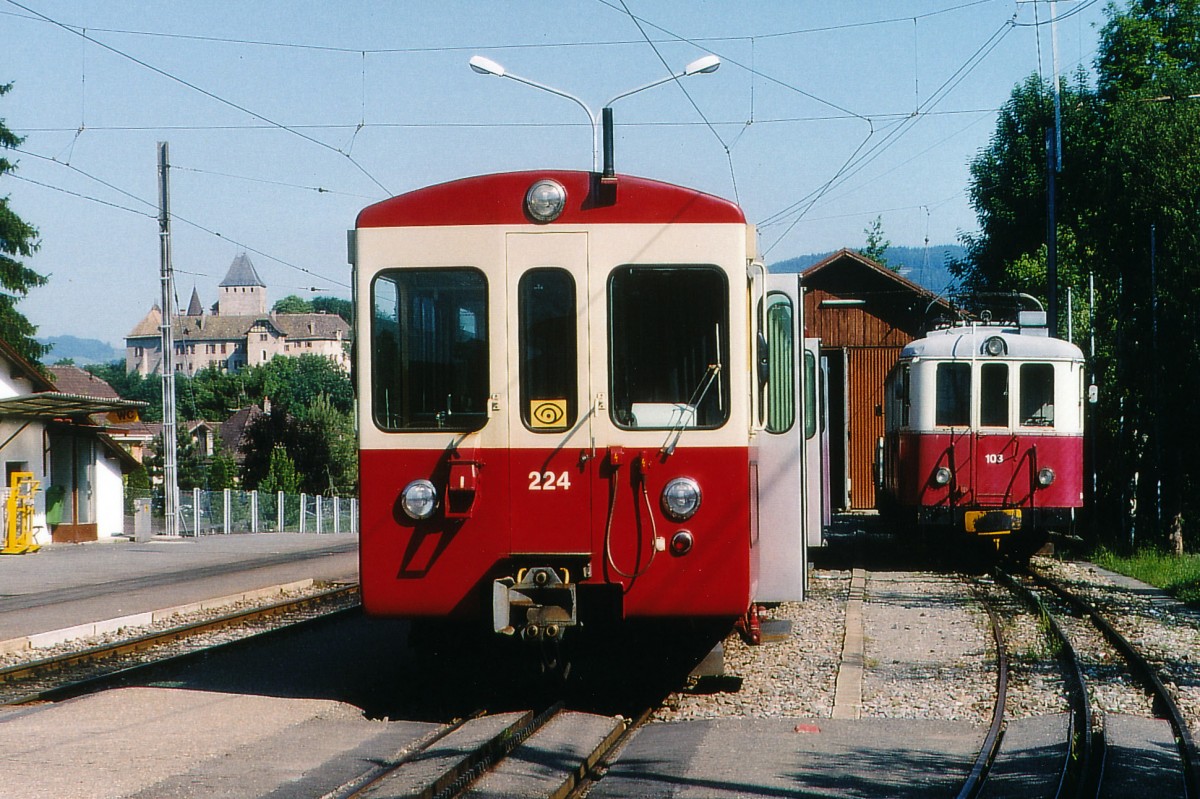 CEV: Im Jahre 1994 standen der Bt 224 (ex Bt 211/212) und der BDe 4/4 103 noch im Dienste der CEV. Inzwischen wurden bei Fahrzeuge ausrangiert. Der sehr schöne Triebwagen BDe 4/4 103 wurde leider abgebrochen und der Bt 224 zu einem B für die BVB umgebaut. Die Aufnahme mit dem Schloss Blonay ist auf dem Bahnhof Blonay entstanden.
Foto: Walter Ruetsch