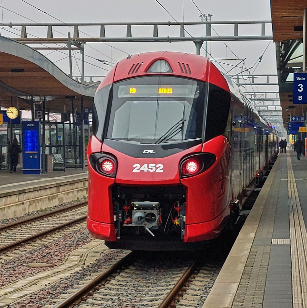 CFL 2452 im Bahnhof von Luxemburg, kurz vor der Abfahrt nach Athus (B). Handyfoto Hans. 19.01.2026
Dies ist der erste von 12 Coradia Triebzügen der BR 2450, 6 Teilig, der am 19.01.2026 den Regelbetrieb aufnahm.
Er hat Sitzplätze 692, davon 88 Plätze in der ersten Klasse, 
80 Plätze für Personen mit Behinderung, 
in 2 Abteilen sind Plätze für 2 Rollstuhlfahrer sowie für 24 Fahrräder vorhanden. 
Der Triebzug kann auch mit der BR 2400 gekoppelt werden.
(info im rail.lu)

