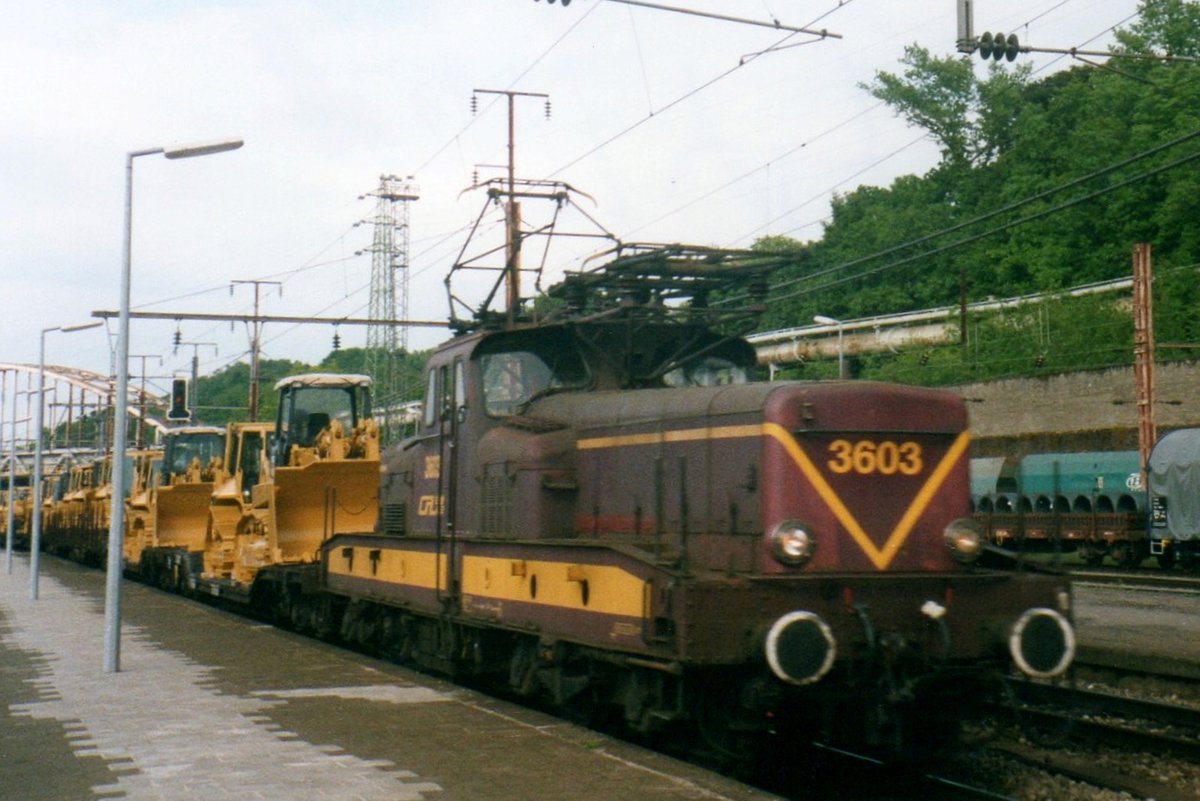 CFL 3603 mit Caterpillarzug durchfahrt am 20.Mai 2004 Esch-sur-Alzette.