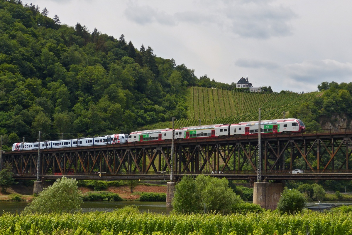 CFL Kiss und DB Flirt3 überqueren die Doppelbrücke nahe Bullay in Richtung Koblenz. 07.2022