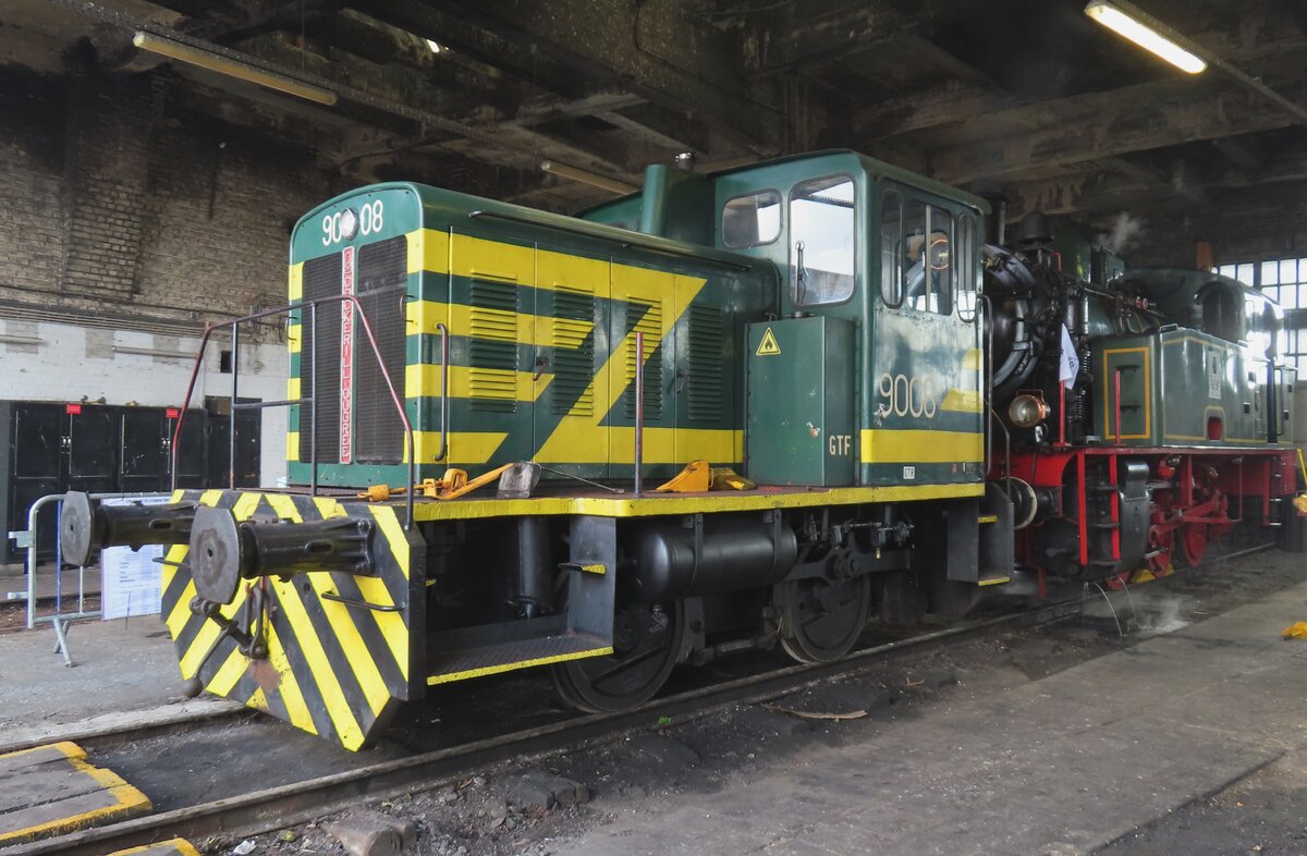 CFV3V Verschiebelok 9008 tragt die ab 80er jahre bliche Farben der Verschiebeloks der SNCB und steht hier am 22 September 2023 in der Loklods in Mariembourg.