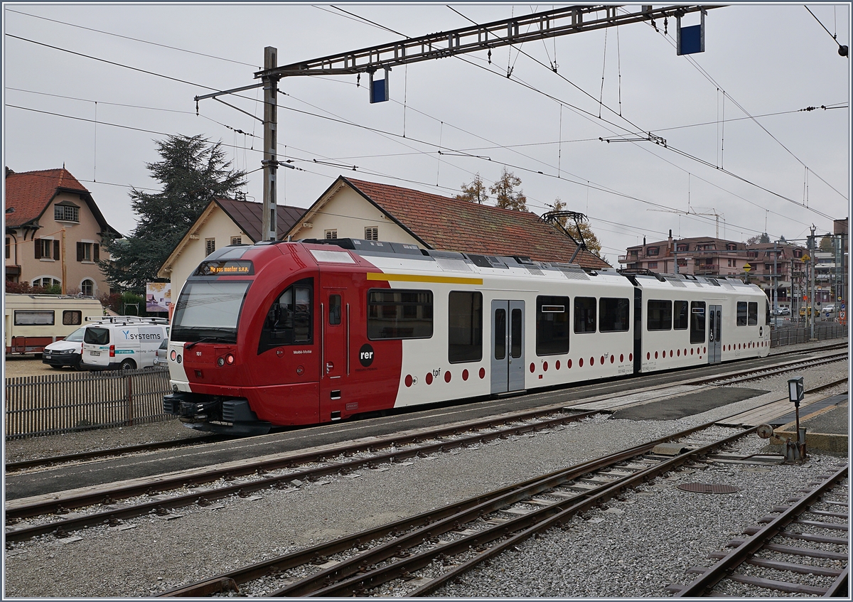 Châtel St-Denis, der  alter  Bahnhof, eigentlich sollten hier seit dem 19. Okt. keine Züge mehr fahren, doch branchenübliche Verspätungen beim Bau des neuen Bahnhofs gewähren dem  alten  noch eine Schonfrist bis zum 8. Nov. 2019 

Im Bild der TPF SURF ABe 4/2 / Be 2/4 101. 

28. Okt. 2019