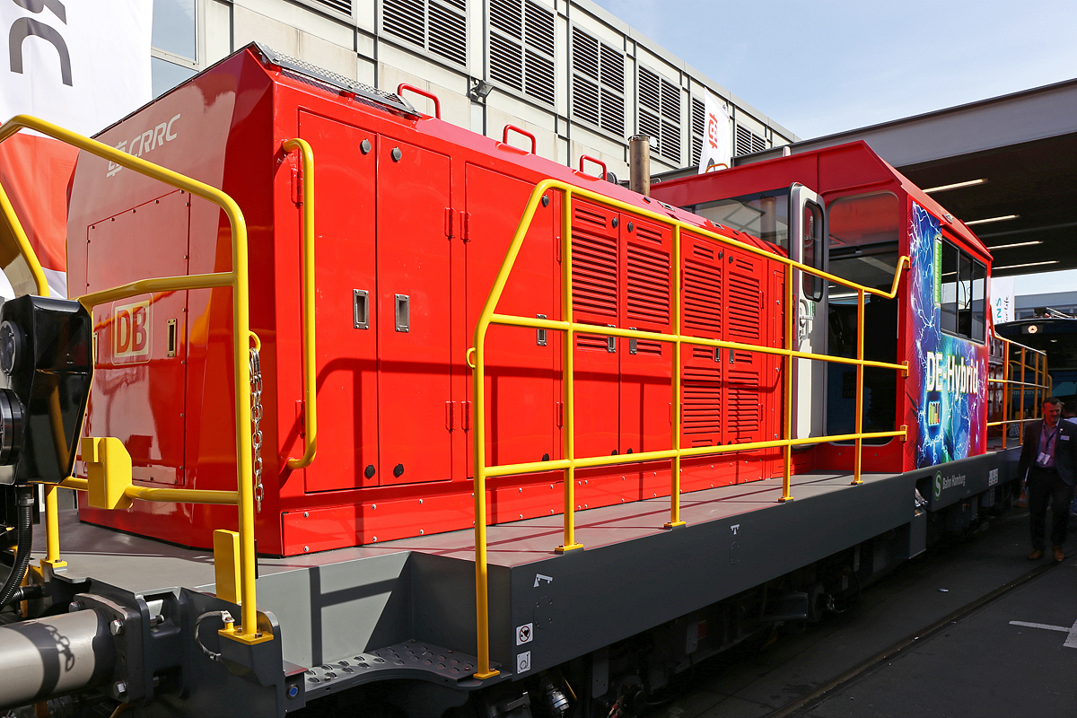 Chinesische Hersteller CRRC ZELC Verkehrstechnik GmbH prsentierte auf der InnoTrans 2018 in Berlin (hier 18.09.2018) seine CAH1A1 „Kleinstlok HH“ eine Hybridlok der BR 1004 fr die S-Bahn Hamburg, aktuell (2021) hat die Lok die NVR-Nummer 90 80 1004 002-4 D-CRRC. 

Die (CRRC) China Railway Rolling Stock Corporation (ZELC) CRRC Zhuzhou Locomotive Co. Limited hat als CRRC ZELC Verkehrstechnik GmbH das Lokomotiven-Geschft des Verkehrstechnikkonzern Vossloh (Kiel) bernommen. Die Bezeichnung „Kleinstlok HH“ steht wohl mehr fr die Antriebsleistung der Lok und weniger fr die eigentliche Gre. 

Die DB-Baureihe 1004 ist eine Reihe von Hybrid-Rangierlokomotiven, die die Deutsche Bahn 2018 beim chinesischen Hersteller CRRC in Auftrag gegeben hat. Gem Rahmenvertrag sollen bis zu 20 Stck beschafft werden. Der Stckpreis soll bei 2,5 Millionen Euro liegen.Die ersten beiden Loks BR 1004.0 in verkehrsrot sollen bei der S-Bahn in Hamburg eingesetzt werden. Weitere Loks der BR 1004.5 in Gelb sollen in Berlin fahren.

Die Lokomotive der BR 1004.0 verfgt ber ein Hybrid-Antriebssystem, das aus einem Dieselmotor oder einem Lithiumtitanat-Akkumulator mit Energie versorgt werden kann. Bei abgeschaltetem Dieselmotor wird die Lok ber den Batterieantrieb versorgt. Der Lithiumtitanat-Akkumulator erlaubt den Einsatz der Lokomotive in sensiblen Bereichen wie in Tunneln. Diese Speicher knnen auch durch die Rckgewinnung der Bremsenergie aufgeladen werden. Zudem betrgt die Lebensdauer der Lithiumtitanat-Akkumulatoren das Zehnfache gegenber einem Nickel-Cadmium-Speicher, ist aber in der Anschaffung erwartungsgem auch teurer. 

Was lange whrt, wird endlich gut? Die Baureihe 1004.0 fr die S-Bahn Hamburg aus dem Hause CRRC hat Ende August  2021 ihre Zulassung erhalten. Im September 2018 wurde die 1004 002 (wie hier zu sehen) auf der Innotrans in Berlin vorgestellt, 2019 wurden beide Loks nach Hamburg geliefert, einzelne Probefahrten unternommen. Doch die meiste Zeit standen die beiden Loks nur aufgabenlos herum. Im November 2020 begann der Probebetrieb im S-Bahn-Werk Ohlsdorf. Die beiden Loks sollen im S-Bahn Netz einschlielich ihrer Tunnelstrecken fr „Bergungsdienste von Zgen ohne Fahrgste“ sowie im Rangierdienst in den Betriebswerken eingesetzt werden.

Die Schwestermaschinen der etwas lngeren Baureihe 1004.5 fr die DB NETZE in Berlin warten weiterhin auf ihre Zulassung. Anders als die Hamburger Loks sind sie gelb lackiert.

TECHNISCHE DATEN der BR 1004.0:
Hersteller:	CRRC ZELC
Typ Bezeichnung: CAH1A1 „Kleinstlok Hamburg“
Spurweite:  1.435 mm
Achsformel: Bo‘ Bo‘
Lnge ber Puffer: 14.400 mm
Drehzapfenabstand: 7.060 mm
Achsabstand im Drehgestell: 2.200 mm
Breite: 3.040 mm
Dienstgewicht: 56 t
Achslast: 14 t
Hchstgeschwindigkeit: 100 km/h
Leistung am Rad:  250 kW Diesel, 150 kW im Akku, 400 kW Hybridbetrieb
Anfahrzugkraft: 100 kN
Kleinster befahrbarer Gleisbogen: R  100 m
Tankinhalt: 2.160 Liter
Kupplungen: Schraubenkupplung oder Scharfenbergkupplung Typ 10
