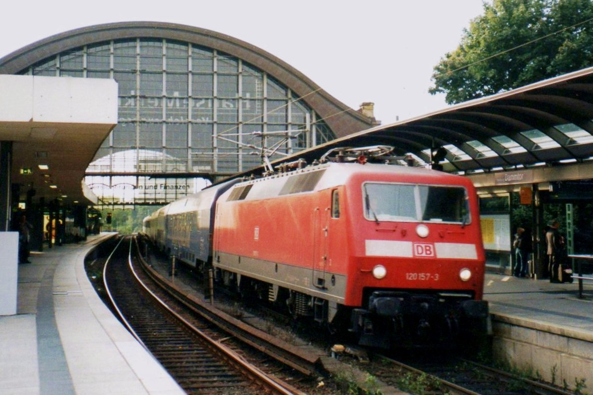 CNL mit 120 157 verlässt am 24 Mai 2004 Hamburg-Dammtor. 