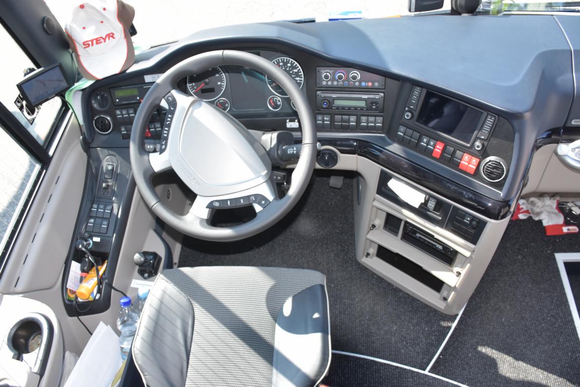 Cockpit des Neoplan Tourliner von Erwin Schober  SCHMIDATAL Reisen  aus �sterreich.