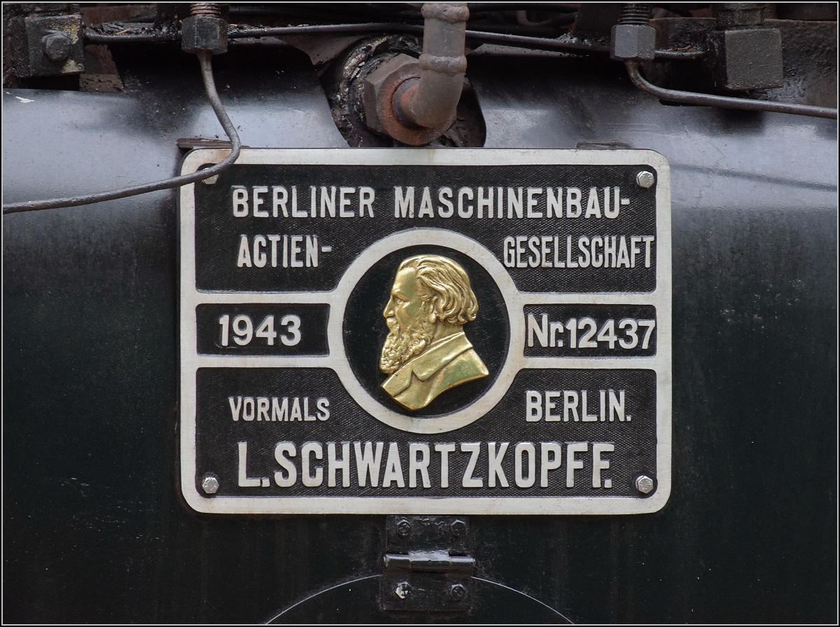 Coni'Fer

52 8163 ist eine Rekolok der Reichsbahn in der DDR und hat fernab der Heimat ihren neuen Platz gefunden, sie wurde 1943 durch die Nachfolgefirma von Schwarzkopff in Berlin gebaut mit der Fabriknummer 12437. Les Hôpitaux-Neufs, Juli 2022.