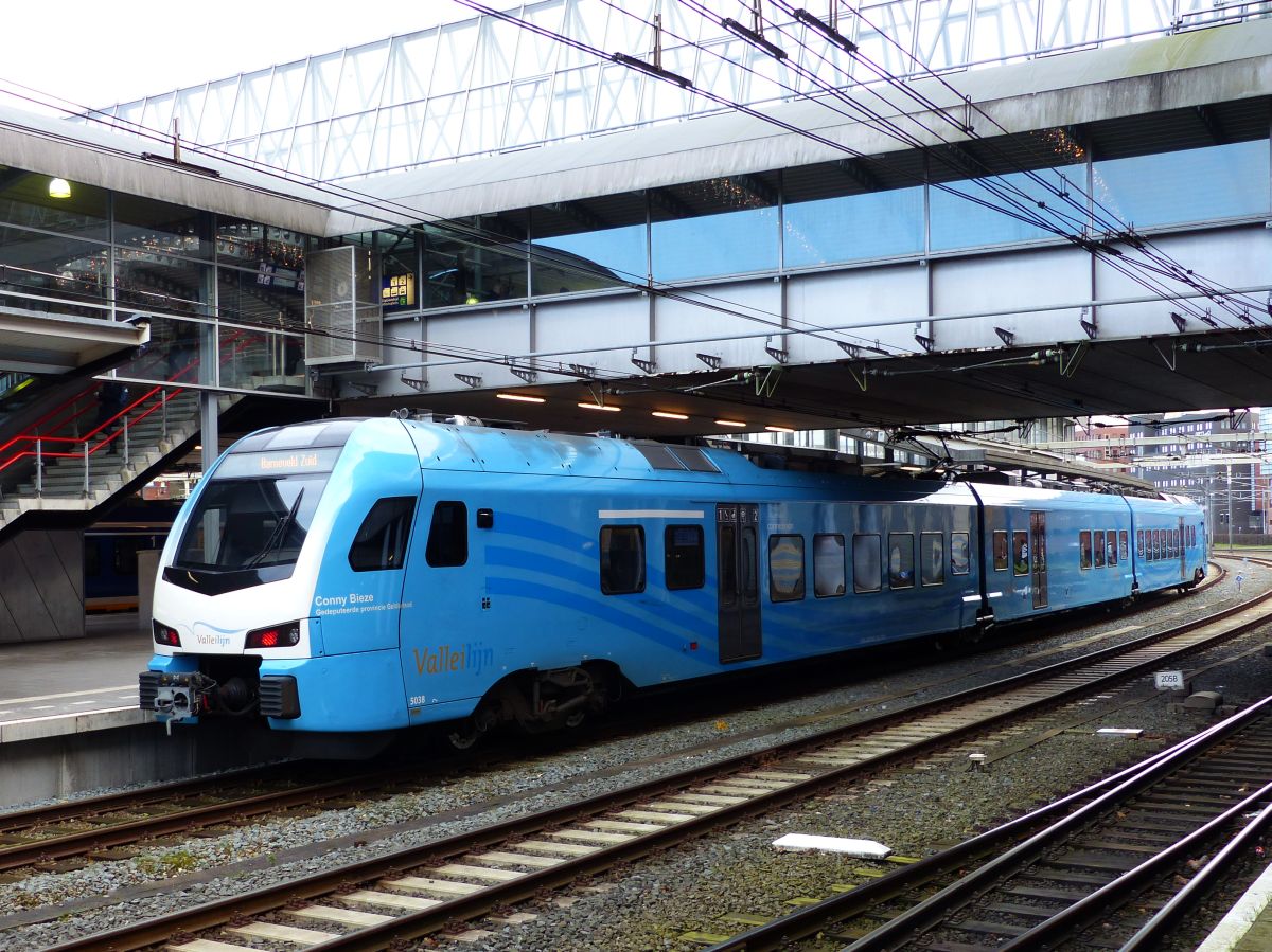 Connexxion Valleilijn FLIRT Triebzug 5038 Baujahr 2017 mit dem Name  Conny Bieze  Gleis 4b Amersfoort Centraal 29-11-2019.

Connexxion Valleilijn FLIRT treinstel 5038 bouwjaar 2017 met de naam  Conny Bieze  spoor 4b Amersfoort Centraal 29-11-2019.