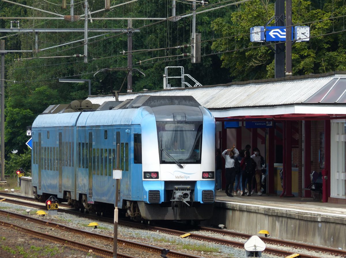 Connexxion Valleilijn Protos Triebzug 5034 Baujahr 2007. Gleis 1 Bahnhof Ede-Wageningen 30-07-2021.

Connexxion Valleilijn Protos treinstel 5034 bouwjaar 2007. Spoor 1 station Ede-Wageningen 30-07-2021.