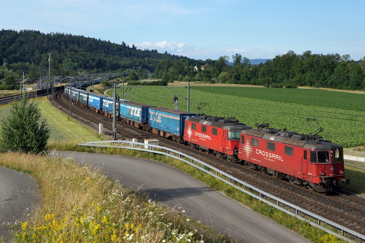 CROSSRAIL: Doppeltraktion mit Re 436 114-3 bei Roggwil am 25. Juni 2015.
Foto: Walter Ruetsch