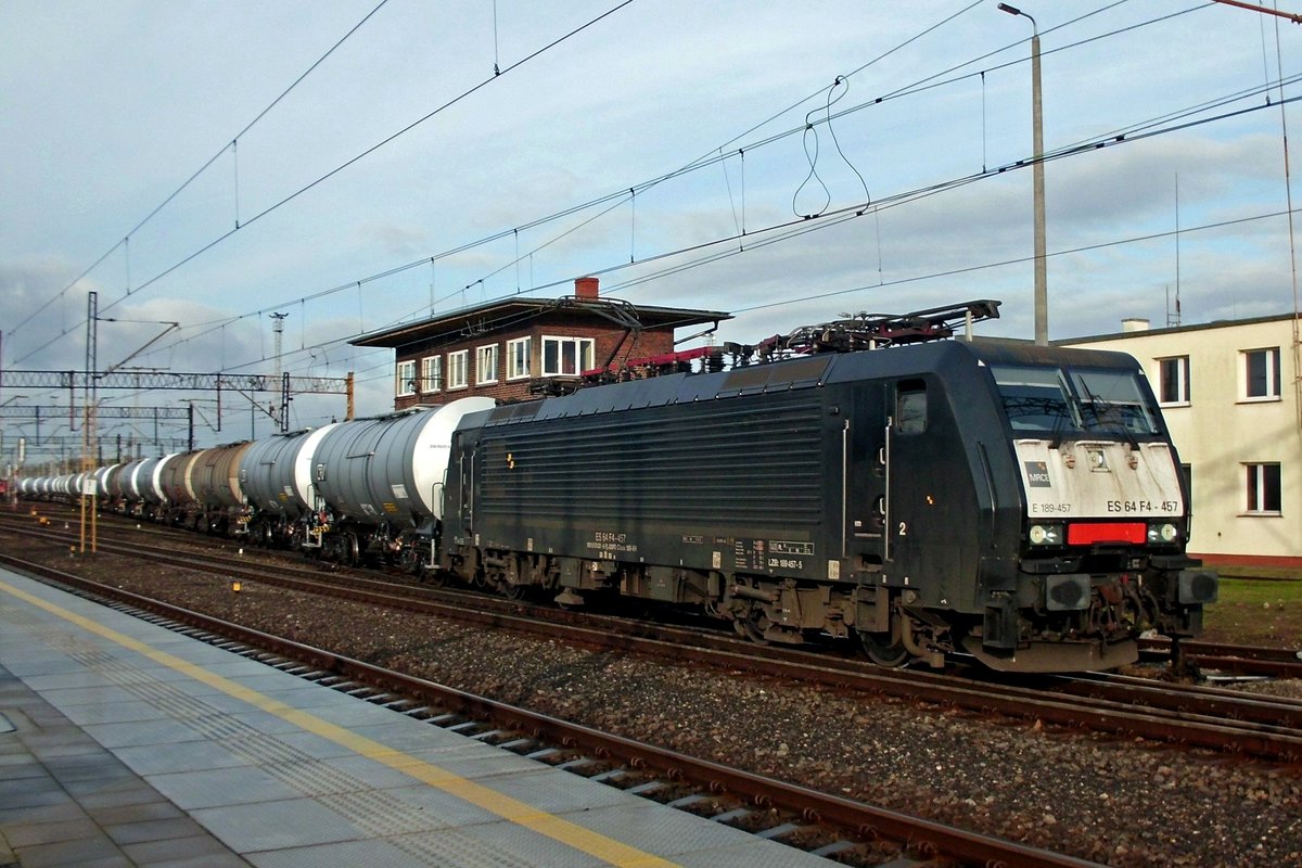 CTL/MRCE 189 457 verlässt mit ein Kesselwagenzug am haken Rzepin am 25 Februar 2020 für die Richtung Wroclaw.