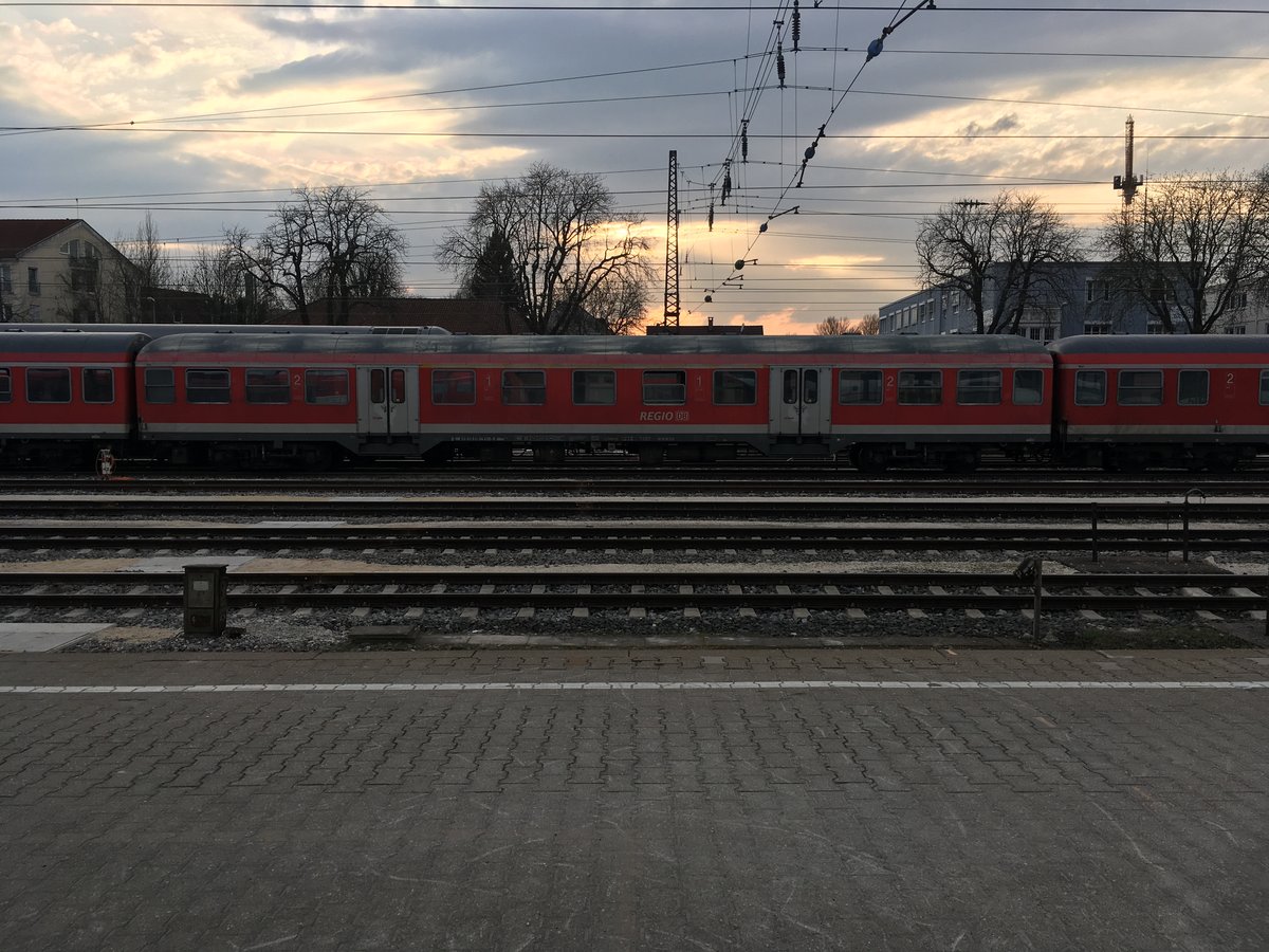 D-DB 50 80 31-34 428 -8 ein ABnrz 417

Dieser Wagen gehört dem Regionalverkehr Baden - Würtemberg Stuttgart und hatte seine letzte HU am 06.02.13 gehabt und dürfte somit rein Fristtechnisch noch einige Jahre in der Region Stuttgart anzutreffen sein.

Als Innenraumdesign weist dieser Wagen das Schleswig - Holstein Design auf.