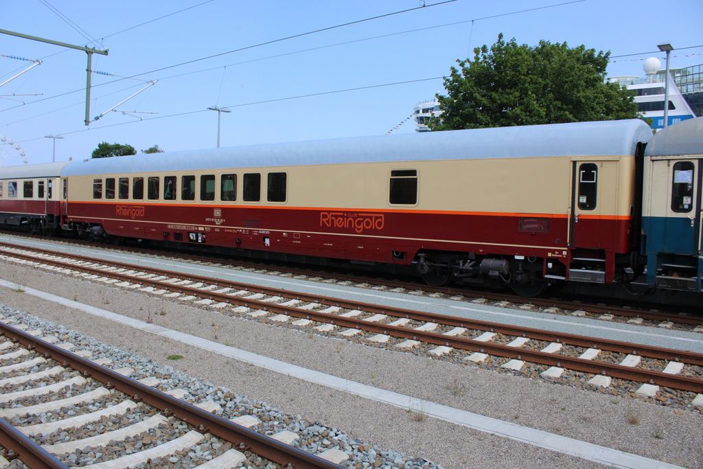 D-DB 61 80  89-90 401-4 WGmh stand am 11.06.2022 in Warnemünde.