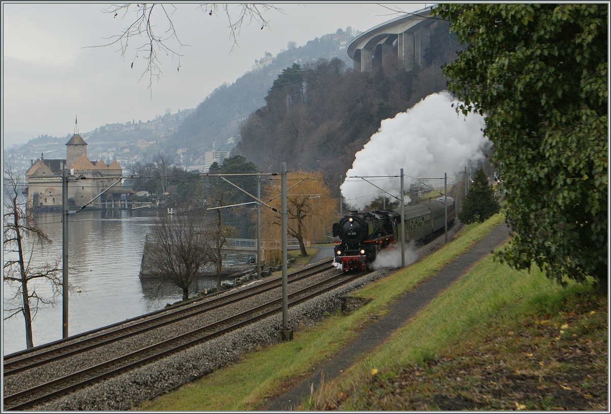 Da Dampfloks nicht nur dampfen sondern auch kräftig rauchen habe ich lieber zu früh abgedrückt, damit auch das Château de Chillon noch zu sehen ist.
16. Jan. 2014