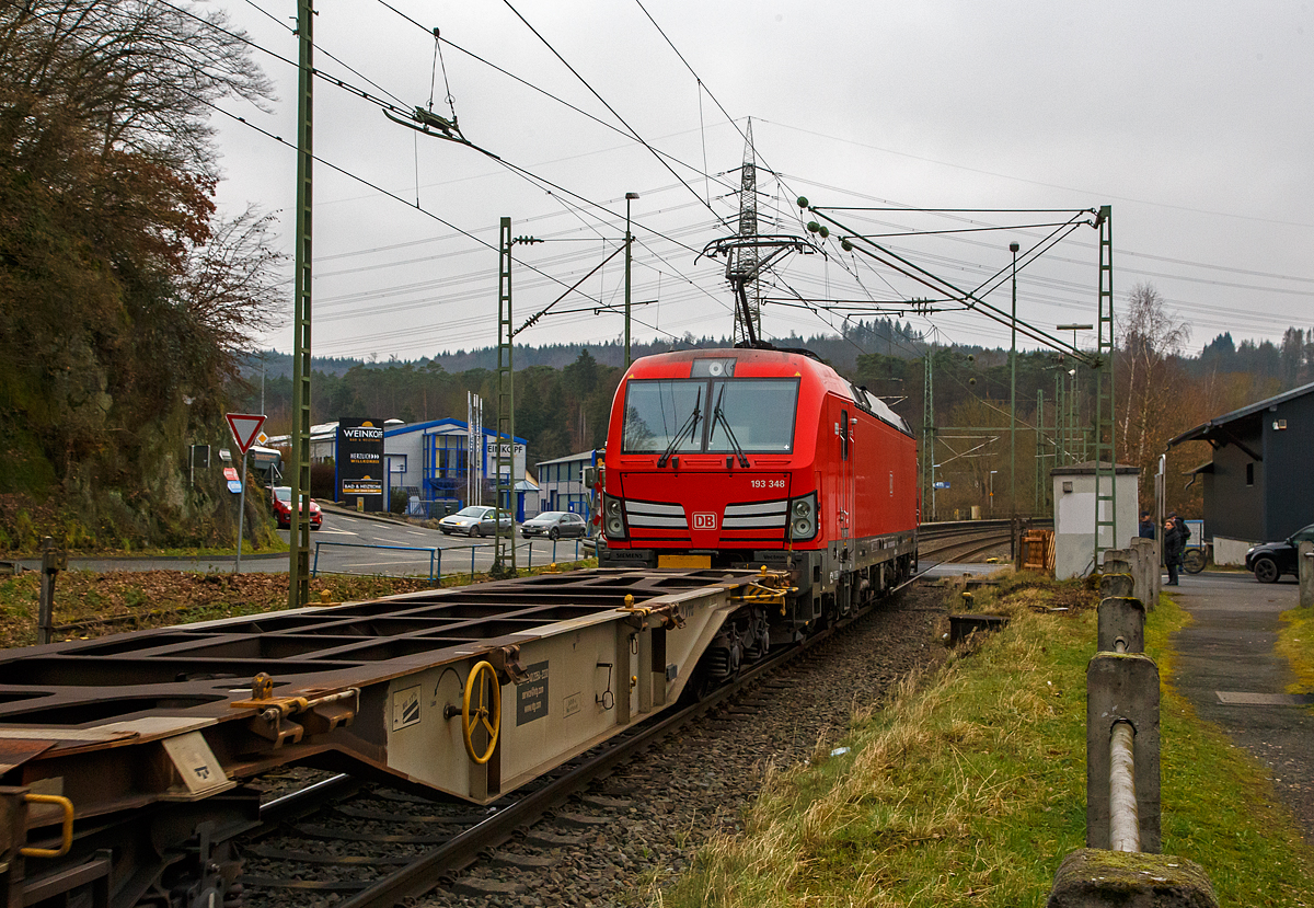 Da der erste Wagon leer war, lohnte auch der Nachschuss...
Die Siemens Vectron MS 193 348-0 (91 80 6193 348-0 D-DB) der DB Cargo AG fhrt am 15.01.2022 mit einem „HUPAC-Zug“ (KLV/Container-Zug) durch Scheuerfeld (Sieg) in Richtung Kln.

Sorry den freundlichen Gru des Lokfhrers hatte ich Vorort nicht gesehen, den ich aber hiermit gerne erwidern mchte.

Die Vectron MS wurde 2018 von Siemens in Mnchen unter der Fabriknummer 22427 gebaut und an die DB Cargo geliefert.  Diese Vectron Lokomotive ist als MS – Lokomotive (Multisystem-Variante) mit 6.400 kW konzipiert und zugelassen fr Deutschland, sterreich, Schweiz, Italien und die Niederlande (D/A/CH/I/NL), sie hat eine Hchstgeschwindigkeit von 200 km/h. So ist es mglich ohne Lokwechsel vom Mittelmeer die Nordseehfen Rotterdam oder Hamburg an zu fahren.

Die Vectron MS hat folgende Leistungen:
Unter 15kV, 16,7Hz und 25kV, 50Hz Wechselstrom mit 6.400kW;
unter 3kV Gleichstrom mit 6.000kW sowie
unter 1,5kV Gleichstrom 3.500kW