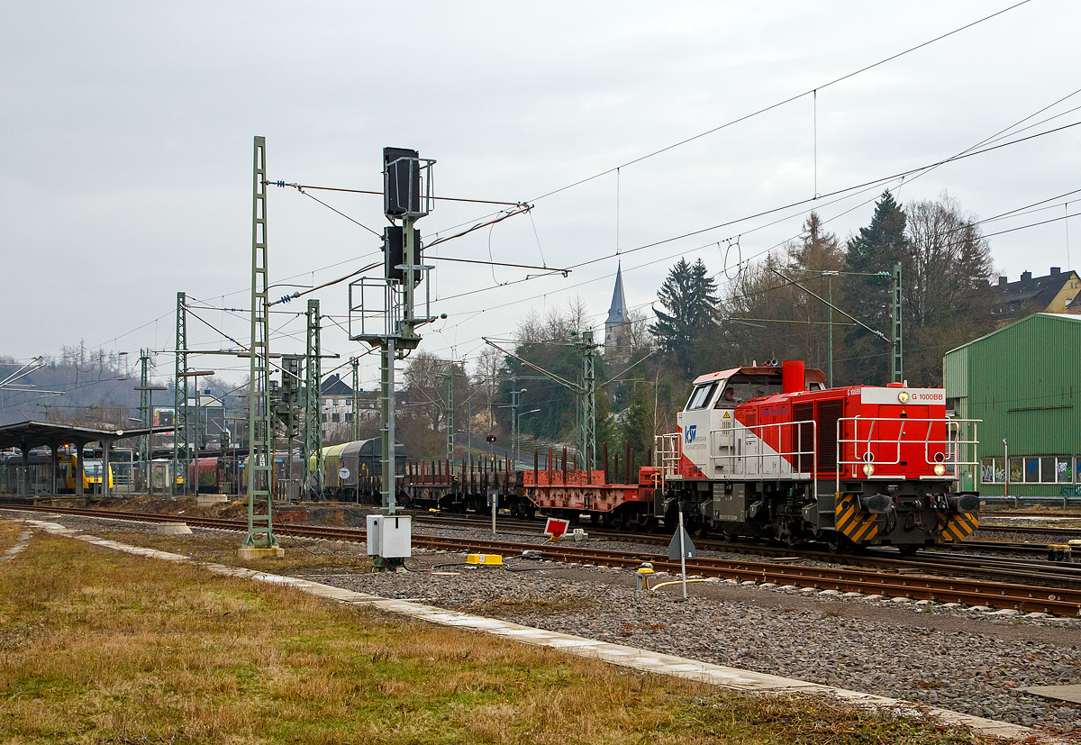 Da fahre ich nach Betzdorf (Sieg) um vielleicht noch vor Weihnachten einen Gterzug vor die Linse zu bekommen, und wo kommt der einzige den ich vor die Linse bekomme her, aus Herdorf. 
Die KSW 47 (92 80 1271 027-5 D-KSW), ex D 2 der HFM, eine Vossloh G 1000 BB der KSW (Kreisbahn Siegen-Wittgenstein), erreicht am 23.12.2021, mit einem aus Herdorf kommenden bergabegterzug, Betzdorf (Sieg) und stellt ihn im Rbf ab.