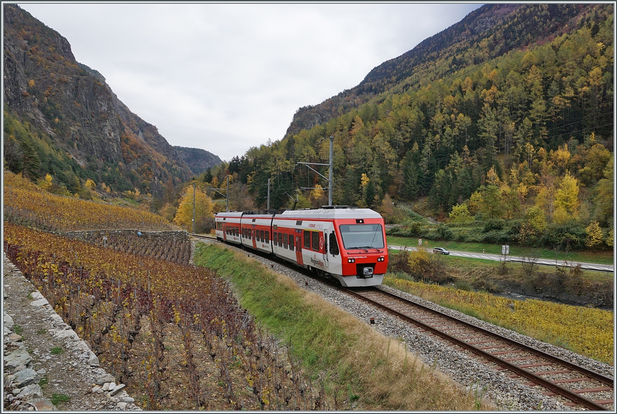 Da der Herbst und die Möglichkeiten für die Bahnfotografie noch etwas auf sich warten lassen zwei Bilder vom Letzen Jahr.

Ein TMR Regionalps RABe 525  NINA  in den Weinbergen bei Bovernier auf dem Weg nach Martigny.

5. Nov. 2020