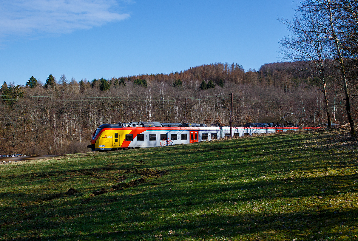 Da kommt eine  Grinsekatzen ....
Der ET 157 (94 80 1440 657-3 D-HEB / 94 80 1441 657-2 D-HEB /
94 80 1441 157-3 D-HEB / 94 80 1440 157-4 D-HEB) ein vierteiliger Niederflur-Elektrotriebwagen vom Typ Alstom Coradia Continental der HLB (Hessische Landesbahn), fährt am 02.03.2022 als RE 99 (Gießen - Siegen) und erreicht bald den Hp Rudersdorf (Kr. Siegen).
