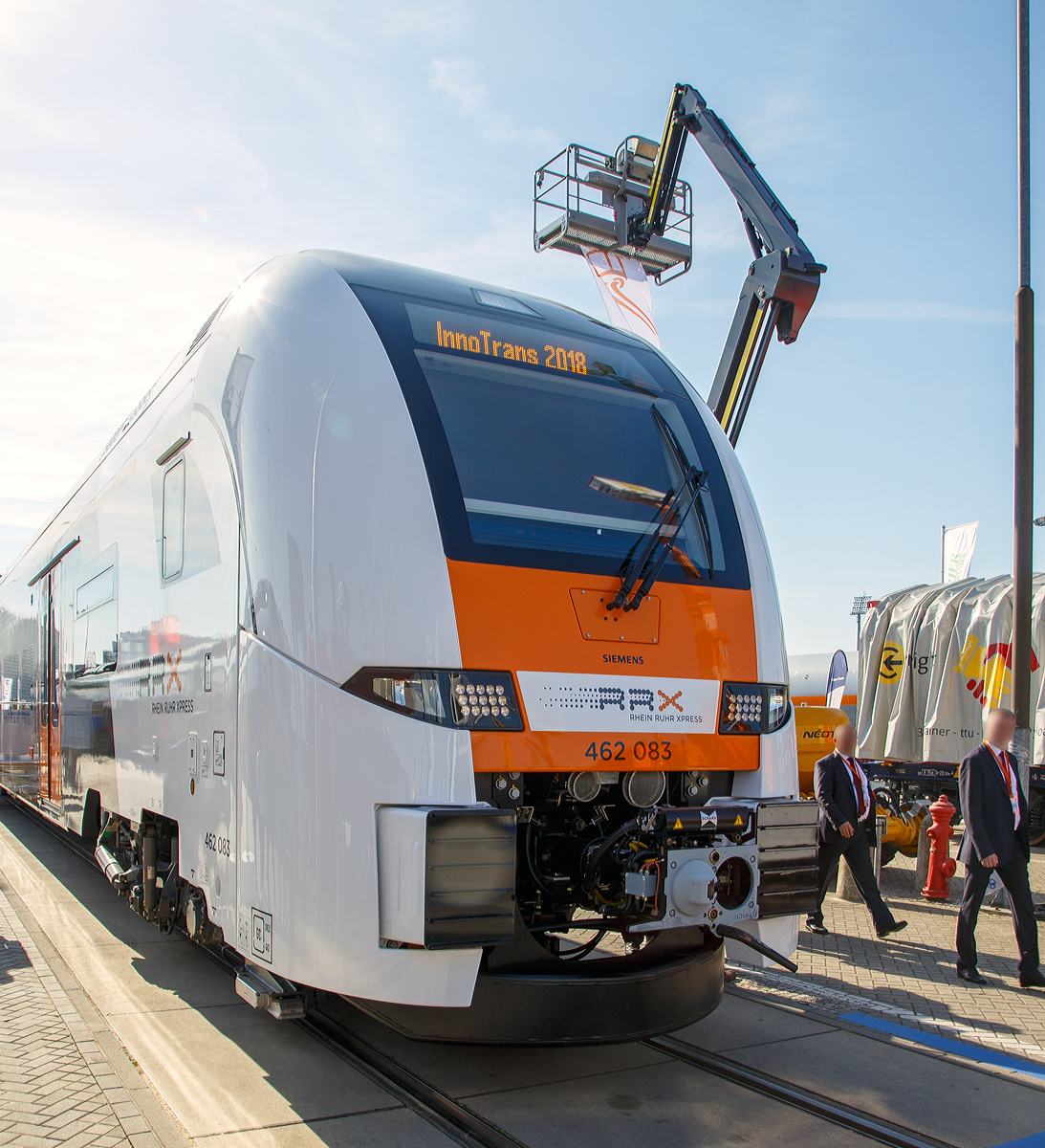 
Da ist Siemens ein guter Wurf gelungen....
Die andere Front des Siemens Desiro HC 462 083 desRhein-Ruhr-Express (RRX), von Siemens präsentiert auf der InnoTrans 2018 in Berlin (hier 18.09.2018).

Hintergrundinformationen und Technische Daten siehe: http://hellertal.startbilder.de/bild/deutschland~museen-und-ausstellungen~innotrans-2018/629248/da-ist-siemens-ein-guter-wurf.html