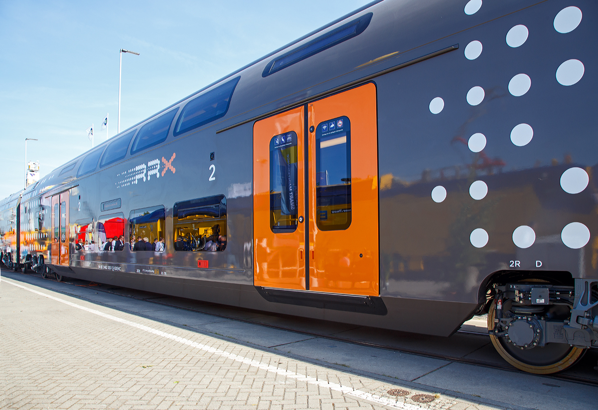 
Da ist Siemens ein guter Wurf gelungen....
Die andere Front des Siemens Desiro HC 462 083 desRhein-Ruhr-Express (RRX), von Siemens präsentiert auf der InnoTrans 2018 in Berlin (hier 18.09.2018).

Hintergrundinformationen und Technische Daten siehe: http://hellertal.startbilder.de/bild/deutschland~museen-und-ausstellungen~innotrans-2018/629248/da-ist-siemens-ein-guter-wurf.html