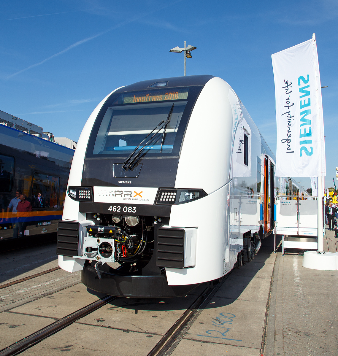 
Da ist Siemens ein guter Wurf gelungen....
Frontansicht des Siemens Desiro HC 462 083 desRhein-Ruhr-Express (RRX), von Siemens präsentiert auf der InnoTrans 2018 in Berlin (hier 18.09.2018).

Hintergrundinformationen und Technische Daten siehe: http://hellertal.startbilder.de/bild/deutschland~museen-und-ausstellungen~innotrans-2018/629248/da-ist-siemens-ein-guter-wurf.html