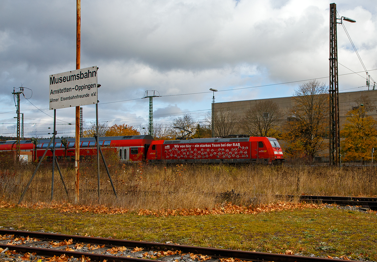 Da stehe beim Alb-Bähnle (Schmalspur-Museumsbahn Amstetten-Oppingen)...
Da fährt die 146 208-4 (91 80 6146 208-4 D-DB) der DB Regio BW mit dem RE 5 (Stuttgart Hbf – Ulm Hbf) durch den Bahnhof Amstetten (Württ) in Richtung Ulm, nächster Halt Ulm Hbf.
