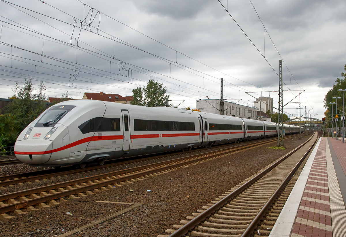 
Da stehe ich in Porz am Rhein am Bahnsteig und warte auf meinen Zug, da kommt das neuste der Deutschen Bahn AG durchgerauscht......
Der nagelneue ICE 4 Triebzug 9002 auch bekannt als ICx fährt am 07.10.2015 durch den Bahnhof Porz am Rhein in Richtung Siegburg, er war wohl auf Testfahrt. Auffällig ist auch das der Zug keine Aufschrift  ICE  oder  ICx  trägt. 

Dieser 346m lange 12-teilige Triebzug besteht aus: 
Wagen BR 0812.0: Endwagen der 1. Klasse mit Führerstand, nicht angetrieben
Wagen BR 1812.0: Mittelwagen 1. Klasse, nicht angetrieben
Wagen BR 1412.0: Mittelwagen 1. Klasse, Powercar (angetrieben)
Wagen BR 8812.0: Bordrestaurant, nicht angetrieben
Wagen BR 6412.0: Servicewagen 2. Klasse, Powercar (angetrieben), mit Stromabnehmer
Wagen BR 9812.0: Mittelwagen 2. Klasse, nicht angetrieben
Wagen BR 2412.0: Mittelwagen 2. Klasse, Powercar (angetrieben)
Wagen BR 2412.3: Mittelwagen 2. Klasse, Powercar (angetrieben)
Wagen BR 4812.0: Mittelwagen 2. Klasse, nicht angetrieben
Wagen BR 2412.5: Mittelwagen 2. Klasse, Powercar (angetrieben)
Wagen BR 2412.8: Mittelwagen 2. Klasse, Powercar (angetrieben)
Wagen BR 5812.0: Endwagen der 2. Klasse mit Führerstand, nicht angetrieben

Die Züge sind als Triebzüge (ohne Lokomotiven) für den Personenverkehr (als Ersatz für die  lokbespannten Intercity/Eurocity-Züge) vorgesehen. Der Antrieb der Züge erfolgt, anders als bei den bisherigen ICE-Baureihen, über mehrere autonome, angetriebene Wagen (Powercars), die über die Zuglänge verteilt sind. Das Innen- und Außendesign der Fahrzeuge soll im Wesentlichen dem ICE-Standard entsprechen. Im Gegensatz zu allen bisherigen ICE-Zügen werden die mit rund 28 Metern längeren Wagenkästen der ICx-Flotte in Stahlbauweise gefertigt und nicht in Aluminium. Dabei wird Laserschweißtechnik verwendet.
Durch die im Vergleich zu den bisherigen ICE-Zügen reduzierte Höchstgeschwindigkeit von 250 km/h sollten Kosten gespart werden.
