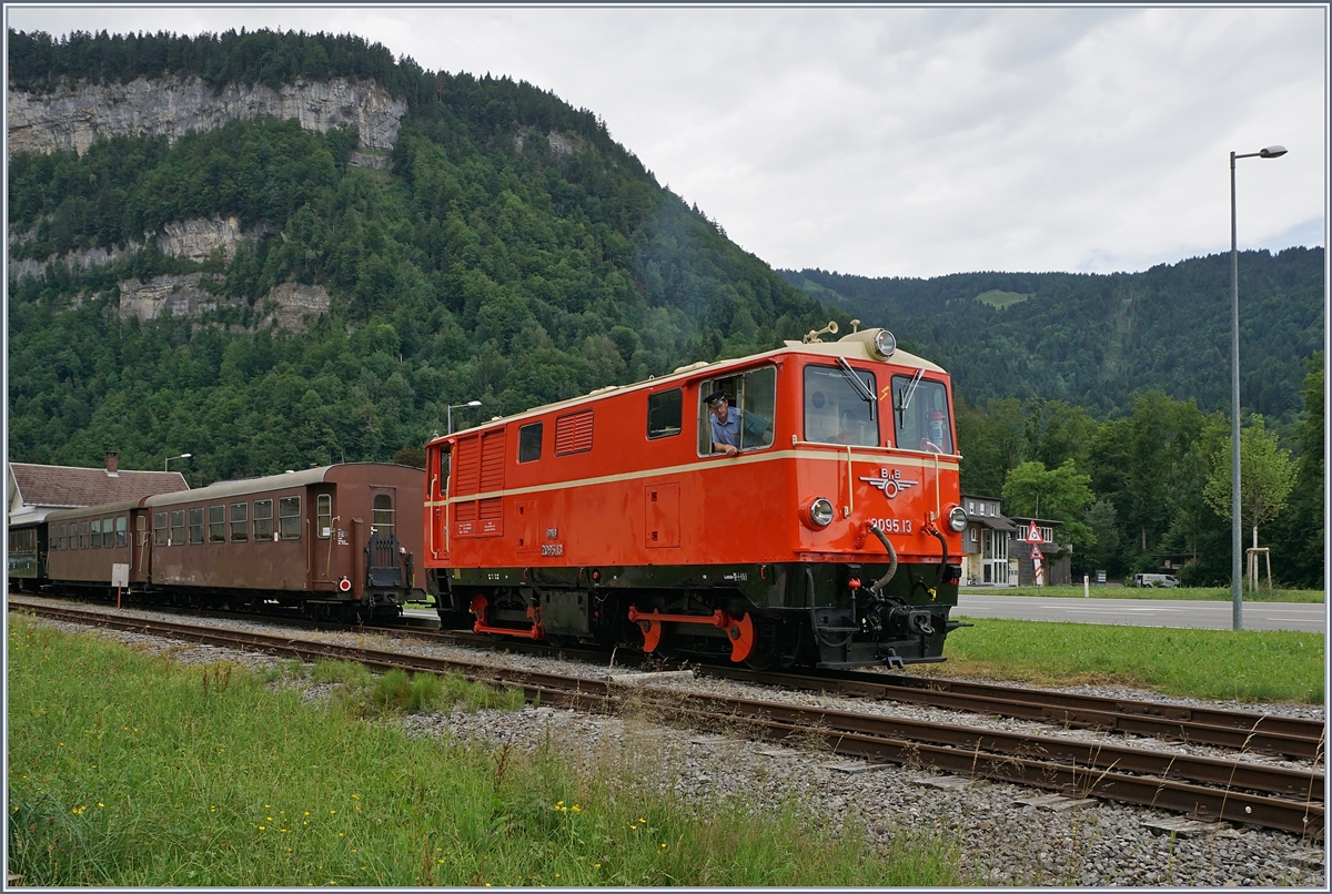 Da die Strecke hier leider schon zu ende ist, muss die ÖBB 2095.13 den Zug umfahren, bevor es nach Bezau zurück geht.
9. Juli 2017