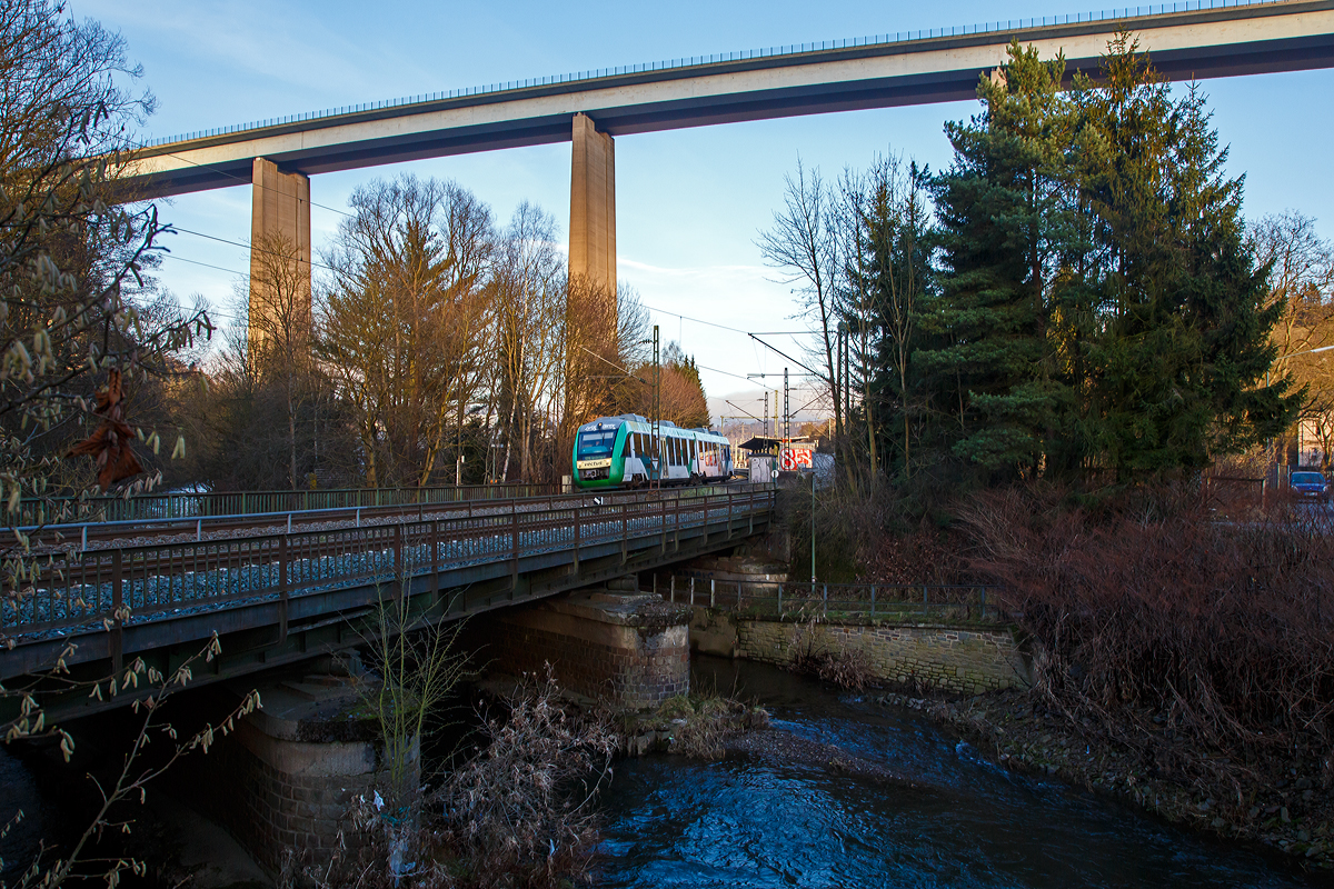 Damals noch in den vectus-Farben....
Der VT 255 (95 80 0648 155-9 D-HEB / 95 80 0648 655-8 D-HEB) ein Alstom Coradia LINT 41 der HLB (Hessische Landesbahn), ex vectus VT 255, fährt am 09.01.2016, als RB 90  Westerwald-Sieg-Bahn  (Siegen – Betzdorf - Au/Sieg- Altenkirchen - Westerburg), vom Bahnhof Eiserfeld weiter in Richtung Betzdorf (Sieg). Hier überquert er nun die Sieg. Im Hintergrund die 105 m hohe Siegtalbrücke der Bundes-Autobahn A 45 (Sauerlandlinie).
