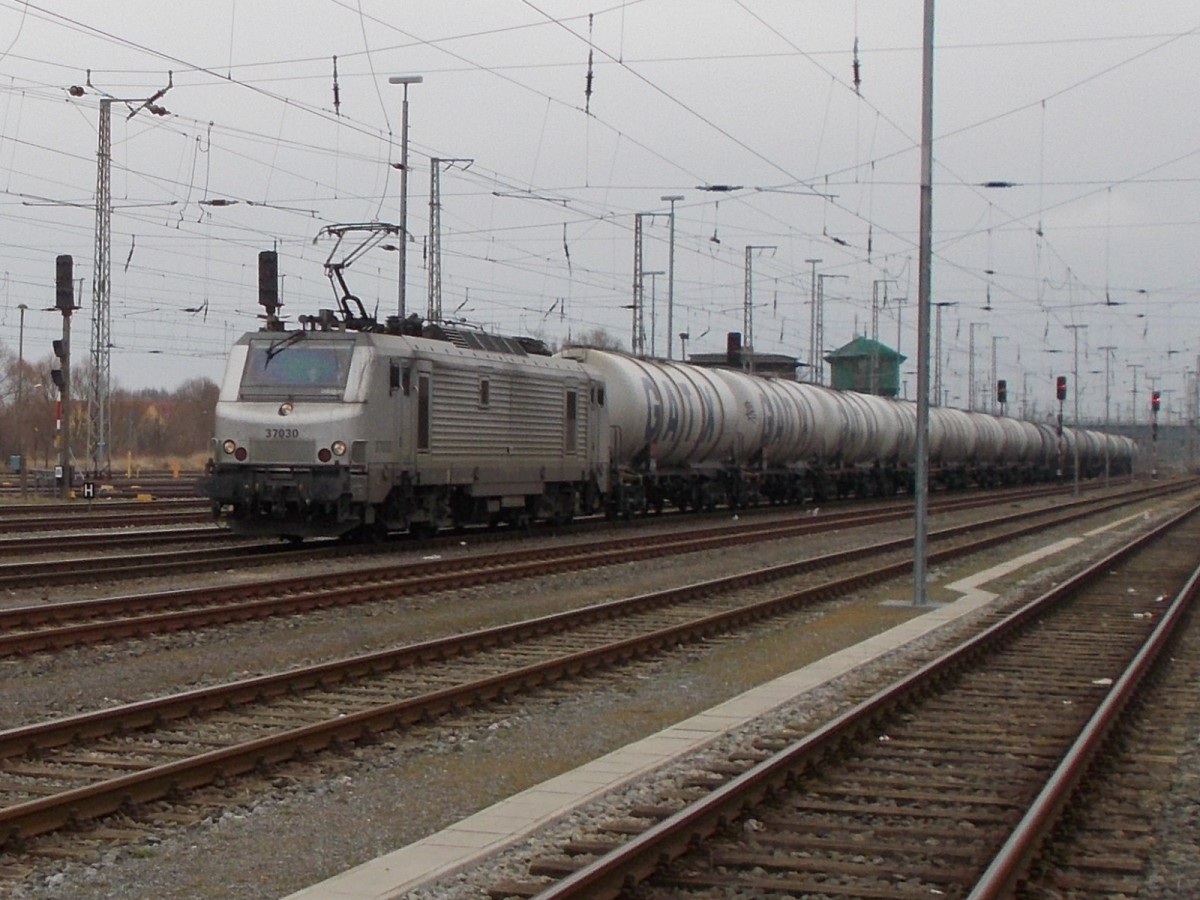 Damit hatte ich,am 15.März 2015,nicht gerechnet als die PRIMA 37030 mit einem Kesselzug von Stendell in Richtung Rostock durch den Stralsunder Hbf kam.