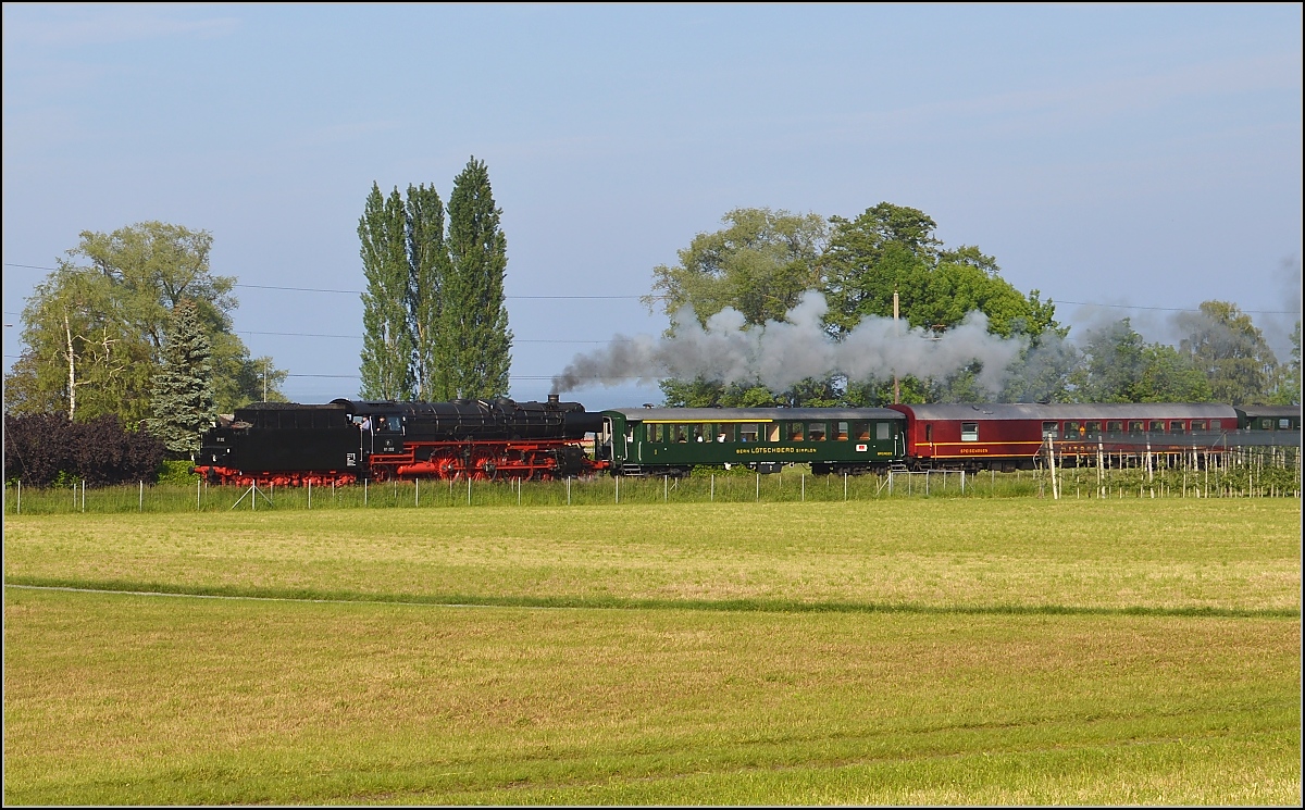 Dampf am Bodensee. 01 202 vor Egnach, w�hrend sich im Hintergrund der Bodensee fast unsichtbar macht. Mai 2015.