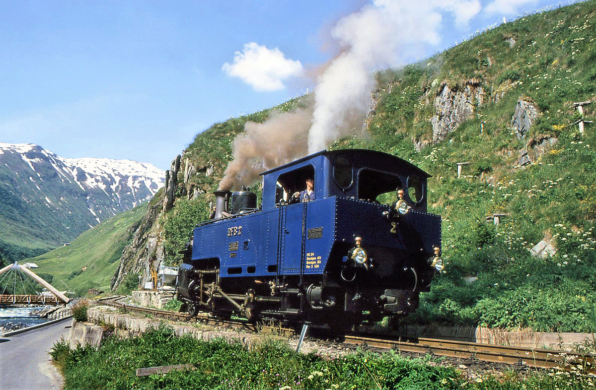 Dampfbahn Furka Bergstrecke: Die damalige Lok HG 3/4 2 (Baujahr 1914), heute Nr. 9, schwarz, und ohne erweiterten Kohlekasten, in Realp. 1.Juli 1995 