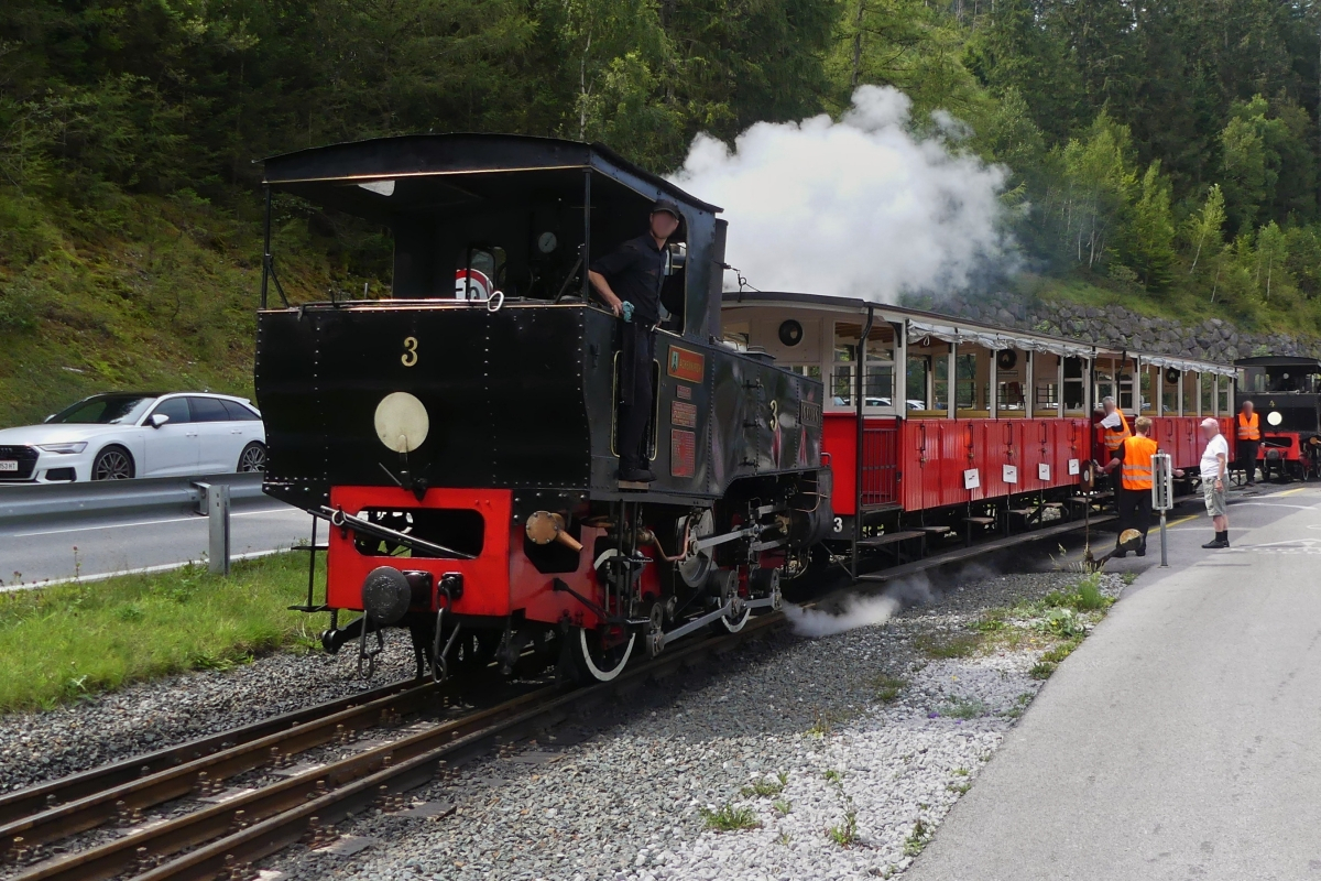 Dampflok 3 der Achenseebahn zieht ihren leeren Zug auf das Ausweichgleis, an der Endhaltestelle Seespitz am Achensee, und macht somit den Weg frei für Dampflok 4, damit die in Richtung Jenbach fahren kann. 22.08.2024  13.08 Uhr