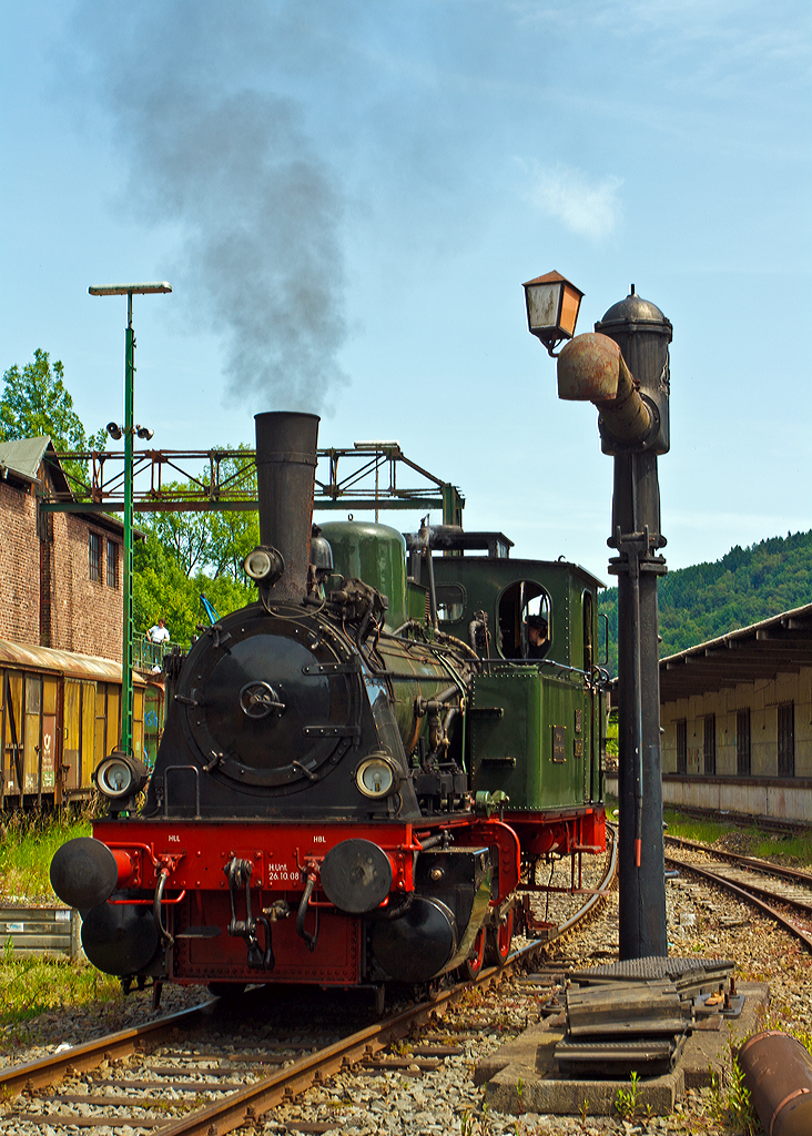 Dampflok  Waldbröl  des Eisenbahnmuseums Dieringhausen steht am 07.06.2014 im Museum am Wasserhahn. 
 
Die Lok wurde 1914 unter Fabrik-Nr. 2243 von der Maschinenfabrik Arnold Jung Lokomotivenfabrik GmbH in Jungenthal b. Kirchen a.d. Sieg für die Kleinbahn Bielstein-Waldbröl gebaut und dort als Lok  Waldbröl  bezeichnet. Sie ähnelt sehr stark der Preußischen T 3, so ist auch die heutige UIC Nummer 90 80 00 89 984-3 D-EMD.

Nach der Streckenstillegung (1966) war sie als Denkmal abgestellt und 42 Jahre kalt. Heute ist die Dampflok  Waldbröl  des Eisenbahnmuseums Dieringhausen das Zugpferd des Projekts  Bergischer Löwe .

TECHNISCHE DATEN:
Hersteller: Arnold Jung Lokomotivfabrik GmbH, Jungenthal b. Kirchen a.d. Sieg
Fabriknummer: 2243
Baujahr: 1914
Spurweite: 1.435 mm (Normalspur)
Achsfolge C
Typ: C n 2 t
Länge über Puffer: 9.050 mm
Rad - Durchmesser: 1.100 mm
Radstand gesamt: 3.000 mm
Gewicht: 40 t
Brems - Gewicht: 28 t
Leistung: 370 PS
Höchstgeschwindigkeit: 40 km/h
Kesselüberdruck: 13 bar
Heizfläche: gesamt: 86 m²
Rostfläche: 1,5 m²
Zylinderdurchmesser: 400 mm
Zylinderhub: 550 mm
Steuerung: Bauart Heusinger
Wasservorrat: 4,5 m³
Kohlenvorrat: 1,5 m³
Kaufpreis: 36 200 Reichsmark
