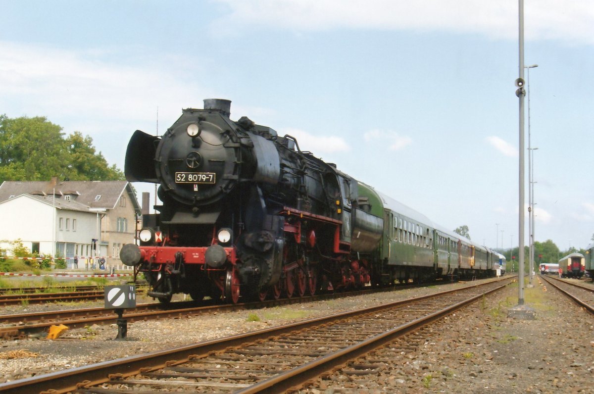 Dampfpendelzug mit 52 8079 steht am 22 Mai 2010 in neuenmarkt-Wirsberg. 