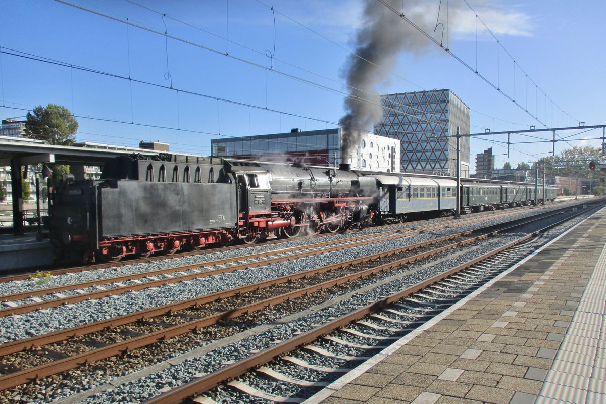 Dampfpendelzug nach Rotterdam Noord-SSN verlässt amm 7 Oktober 2018 Gouda, von 011 075 gezogen.