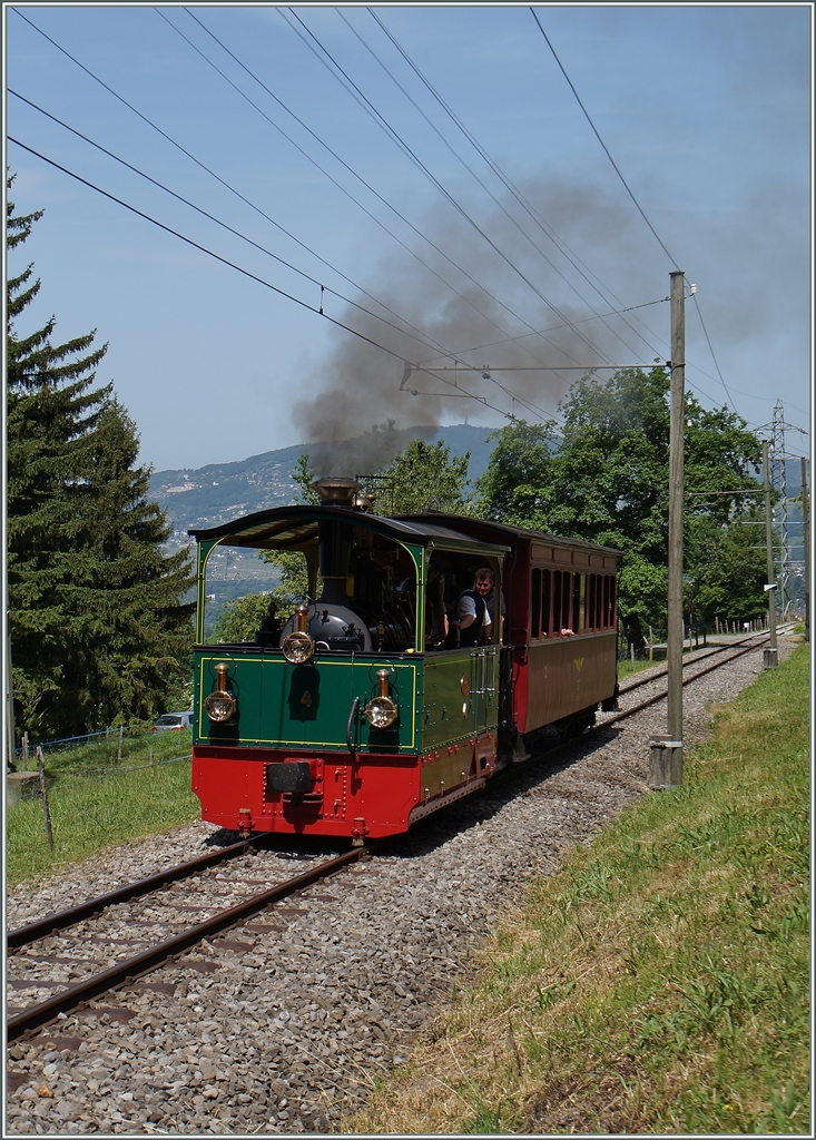 Dampftram G2/2 N° 4  Rimini  (1900) mit einem NStCM Wagen auf kurz vor Chaulin.
(Blonay - Chamby Pingstfestival)
9. Juni 2014