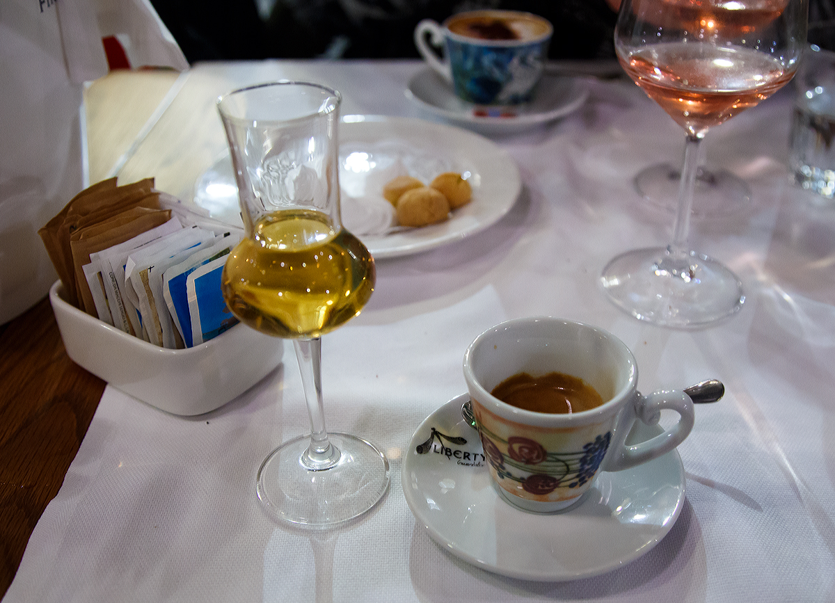 
Danach gab es noch Caffè (bei uns bekannt als Espresso) und einen Grappa, Milano am 27.12.2015 in der Osteria Italiana am 27.12.2015. 